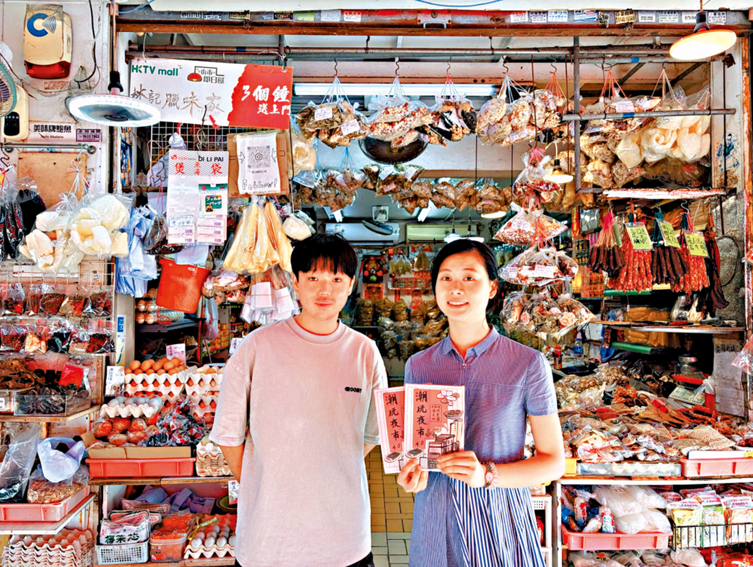 　　圖：插畫師趙綺婷（右）與老店傳承人林進濠。\大公報記者王亞毛攝