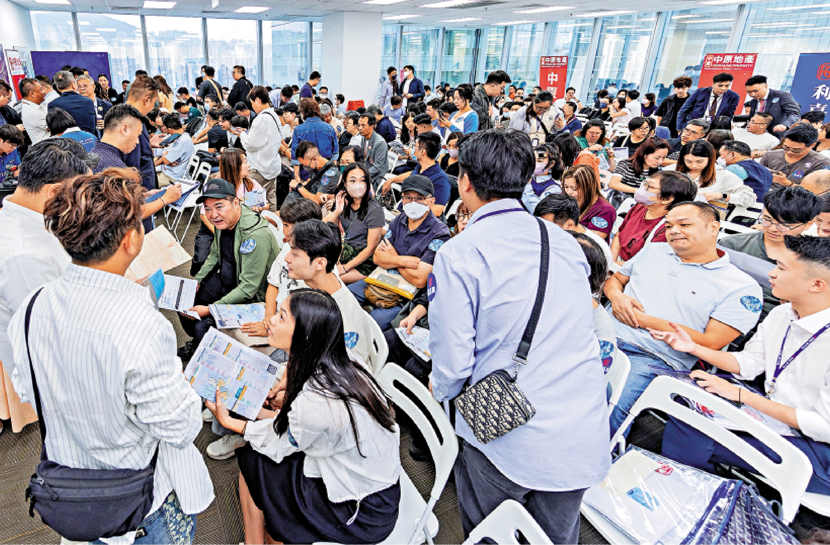 　　圖：新盤熱銷，截至10月21日，一手私宅成交額升至2050億元，追平去年全年紀錄。\資料圖片