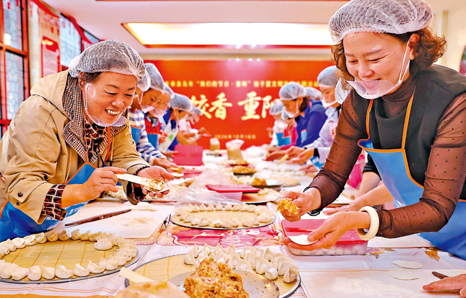 　　圖：今年10月18日，在河北省秦皇島市，志願者在重陽節餃子宴上包餃子。\新華社