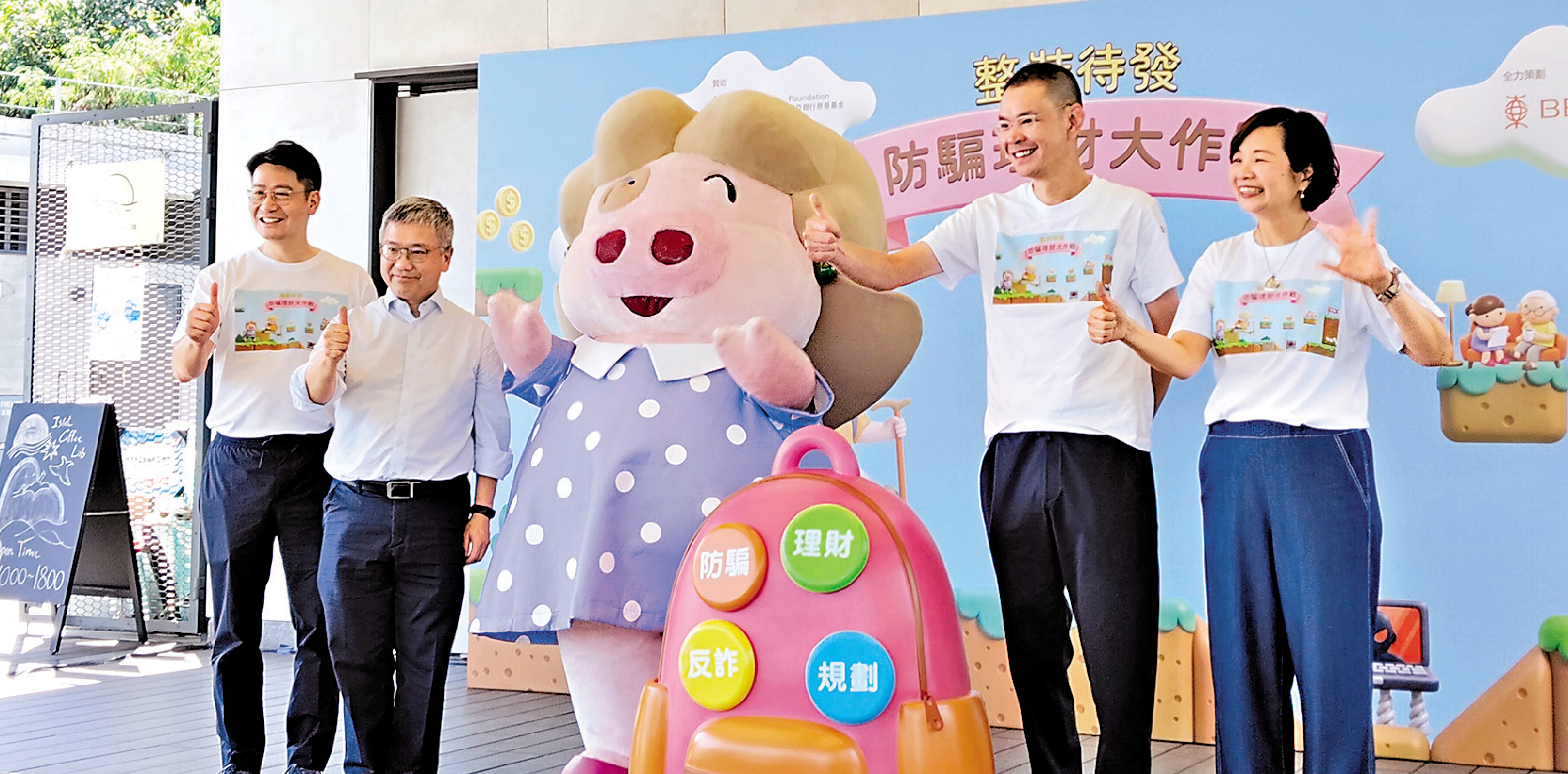　　圖：阮國恒（左二）表示，長者牢記「防騙三式」口訣，可降低被騙的機會。右二為李民橋，左一為李民斌。\大公報記者李永青攝