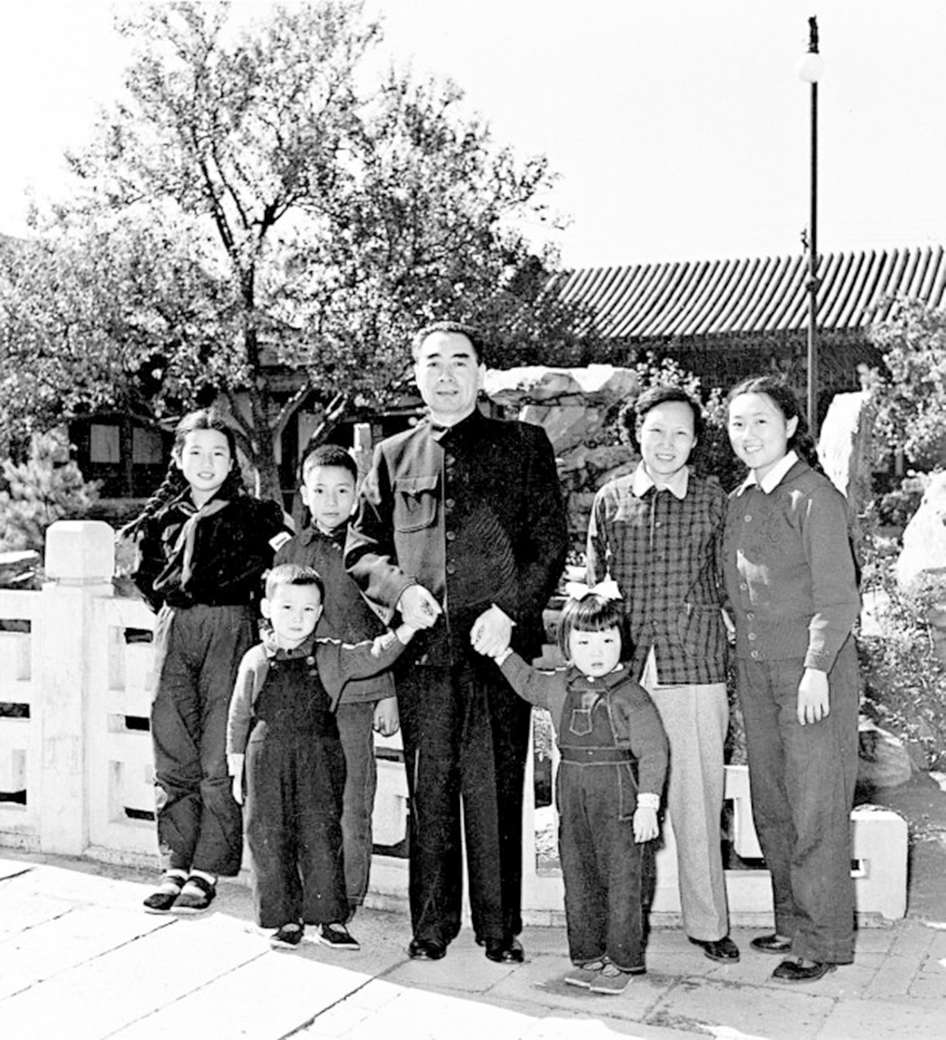 　　圖：周恩來（中間）及侄子侄女們（周秉德右一），攝於1956年4月中南海西花廳。\受訪者供圖