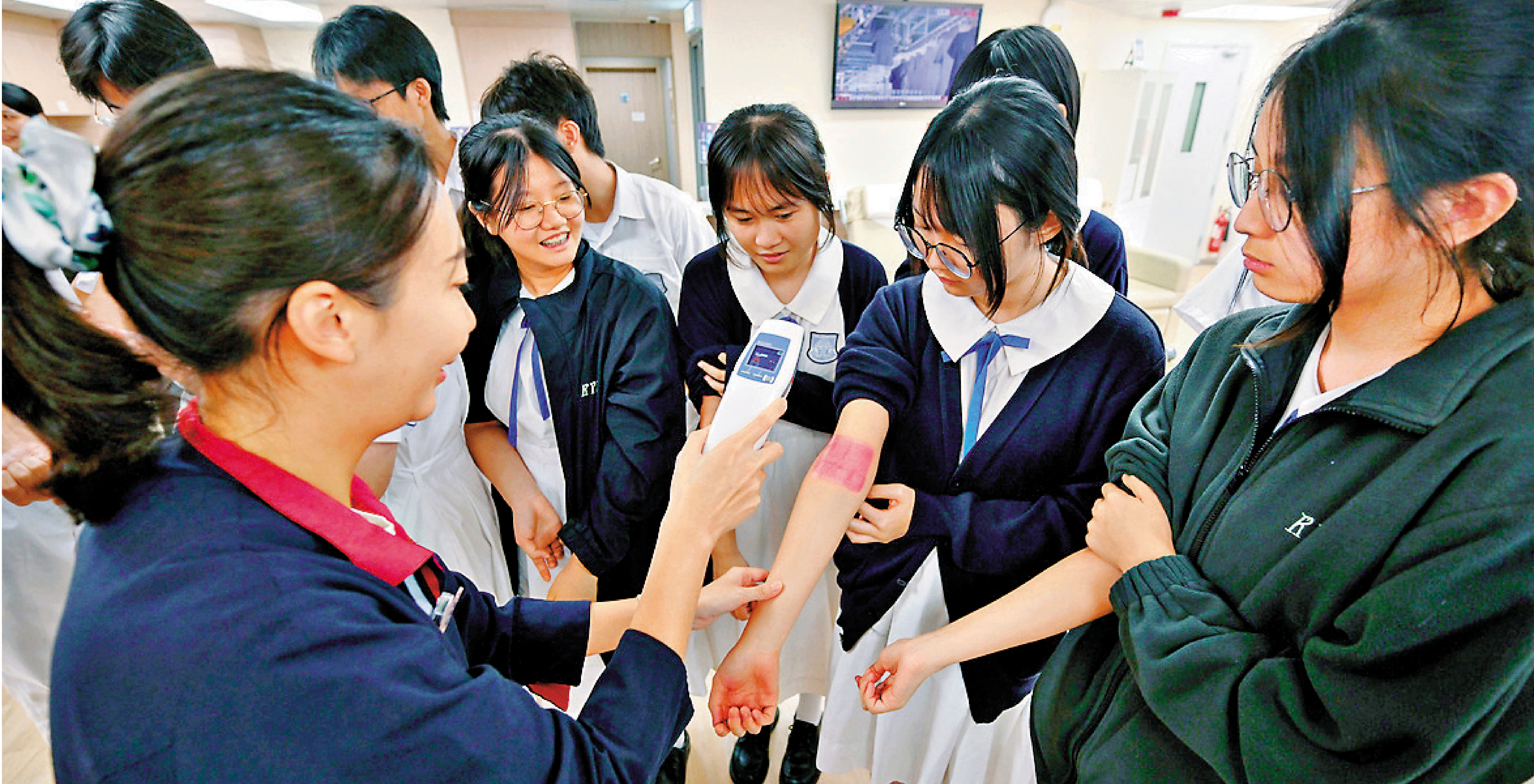 　　圖：透過導賞團，學生可接觸捐血時使用的物品和儀器。\政府新聞處