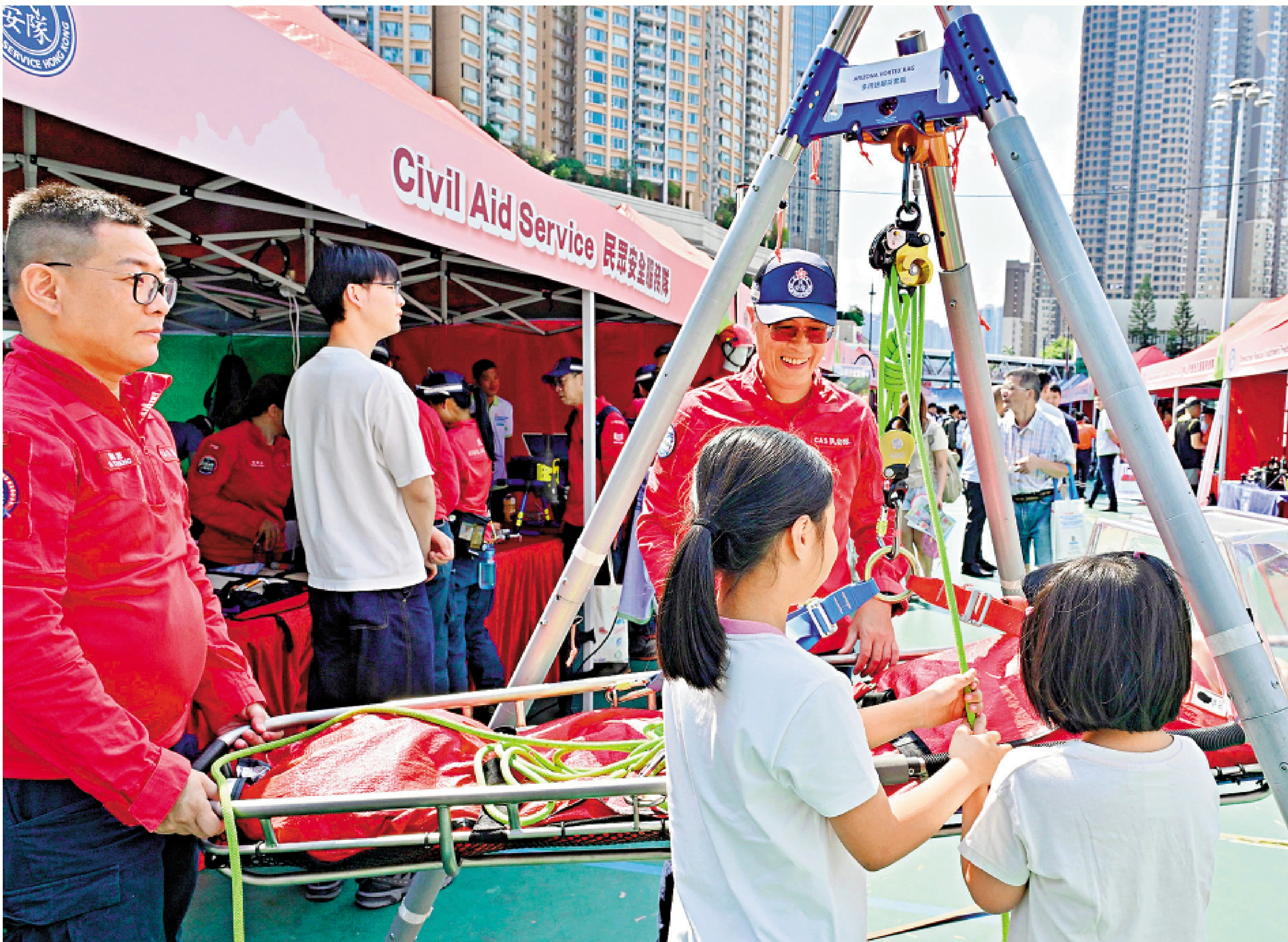 　　圖：市民參觀展出的山嶺搜救器材。\政府新聞處