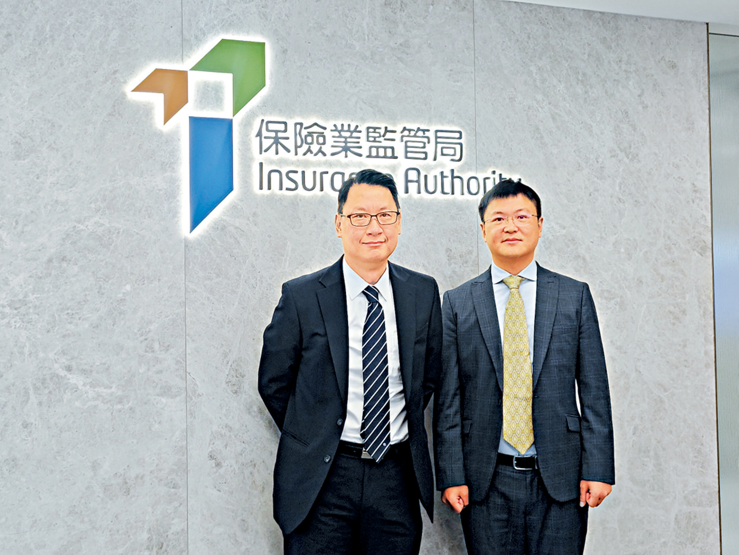 　　圖：呂愈國（左）指出，近年保費融資業務佔新造業務保費比例持續上升。旁為吳維權。\大公報記者李樂兒攝