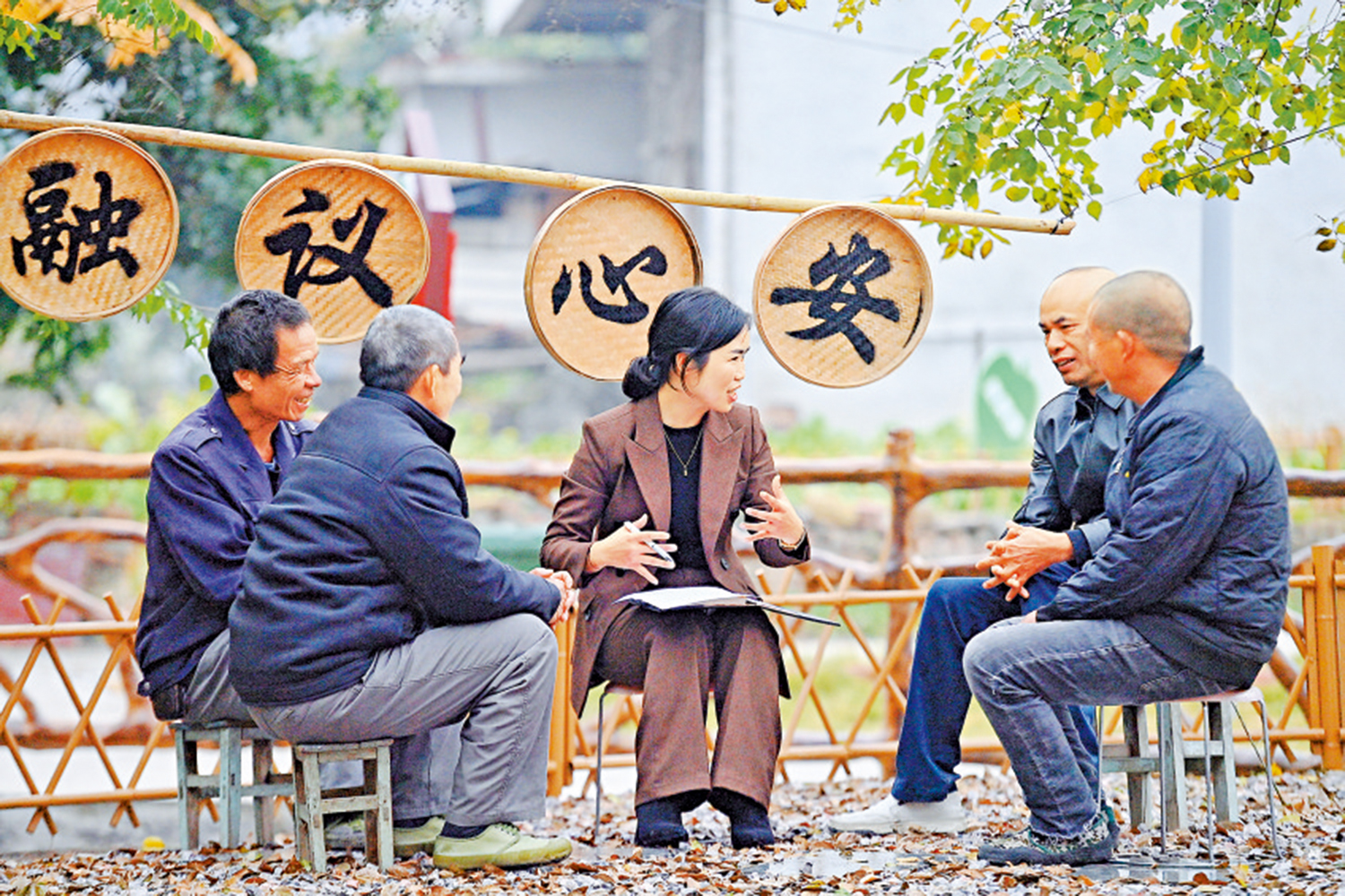 　　圖：中共十八大以來，基層黨組織作用得到更好發揮，群眾辦事有人管、困難有人幫，暢通惠民政策「最後一公里」。\新華社
