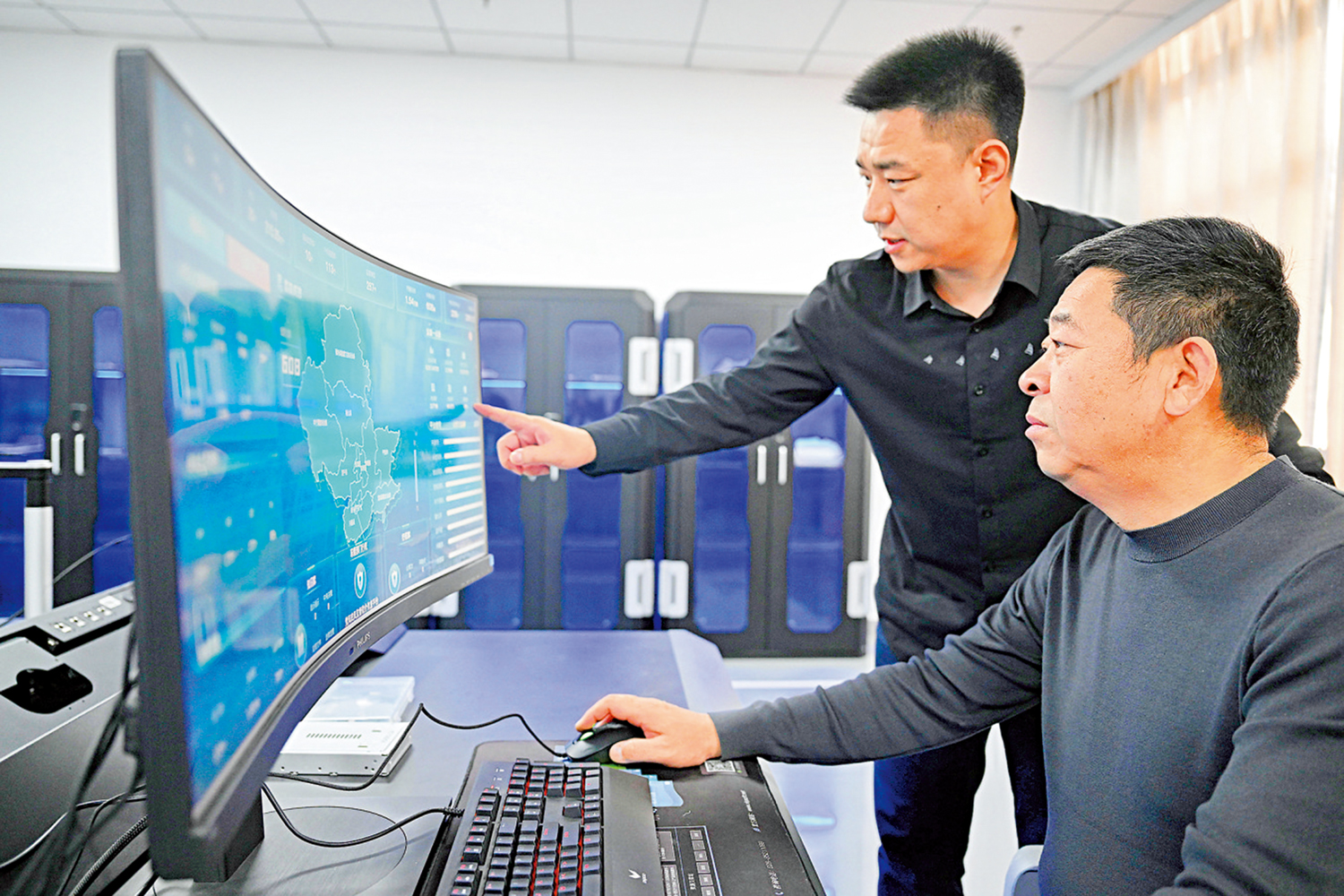 　　圖：河北省承德市紀委監委把數字紀檢監察建設作為重點。圖為工作人員在進行數據查詢。\新華社