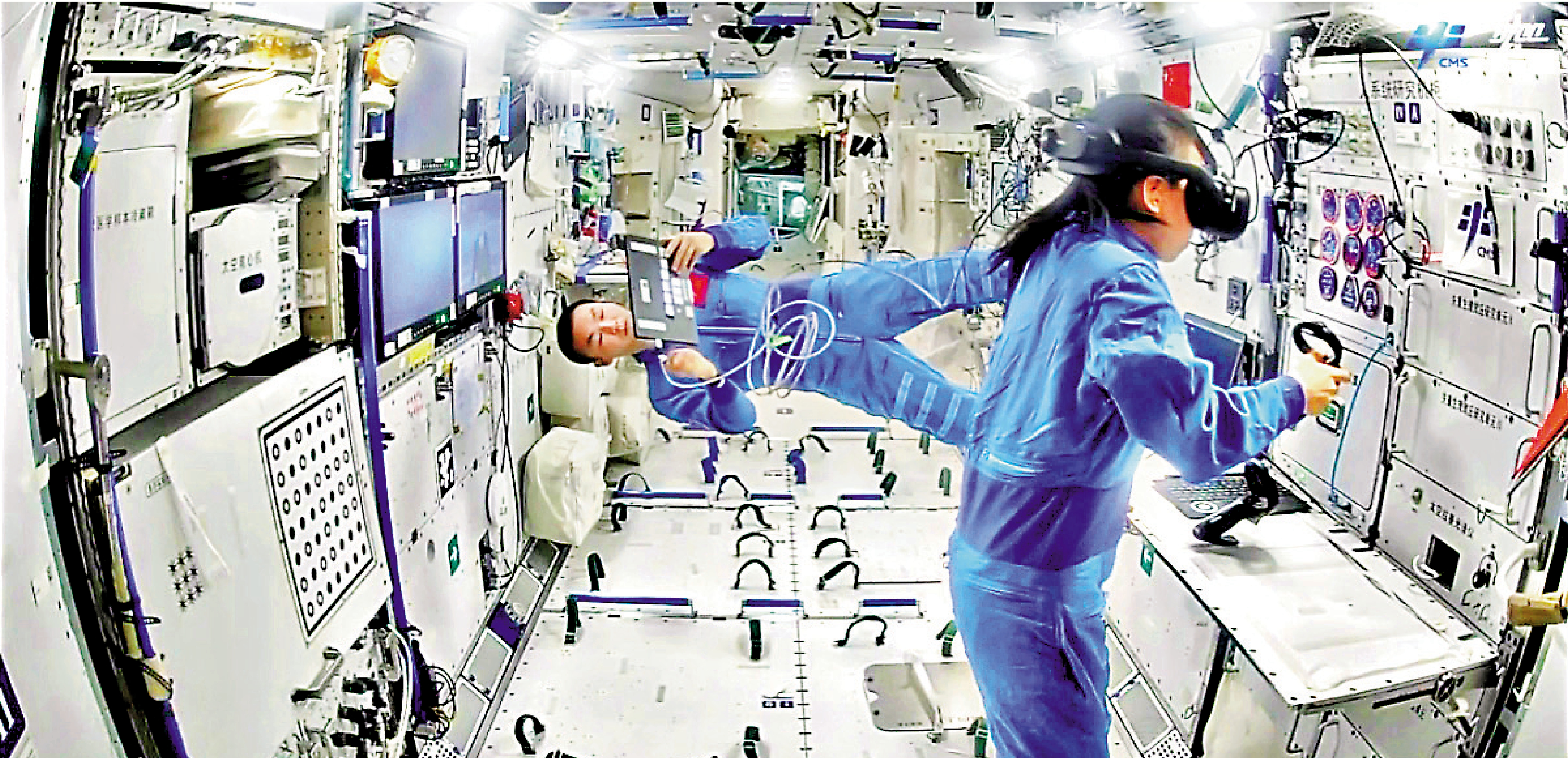 　　圖：黎家盈佩戴着VR頭盔，與神二十三隊友們協力完成各項實驗。\視頻截圖