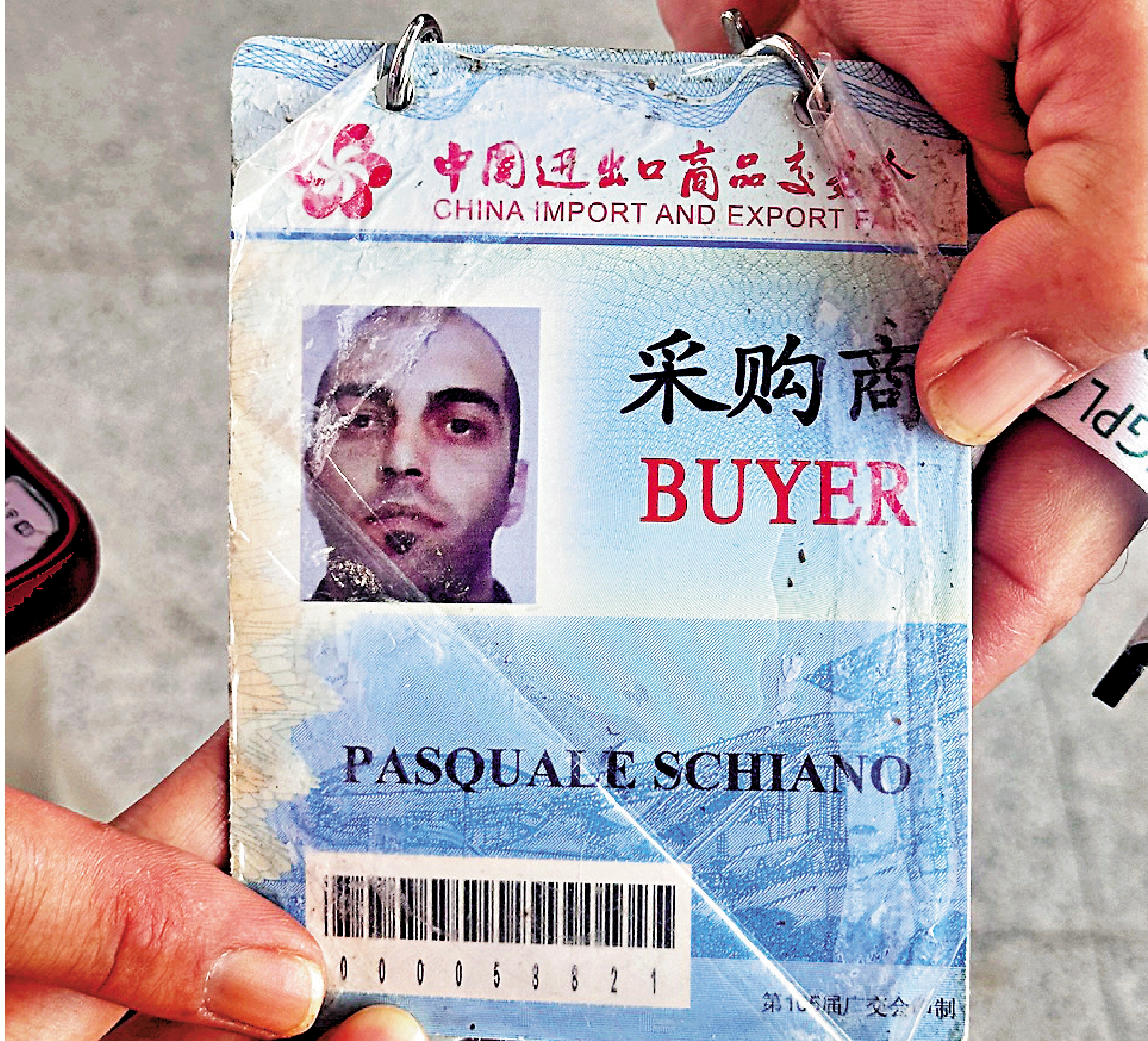 　　圖：意大利客商Pasquale Schiano隨身攜帶的廣交會舊證件。\大公報記者李紫妍攝