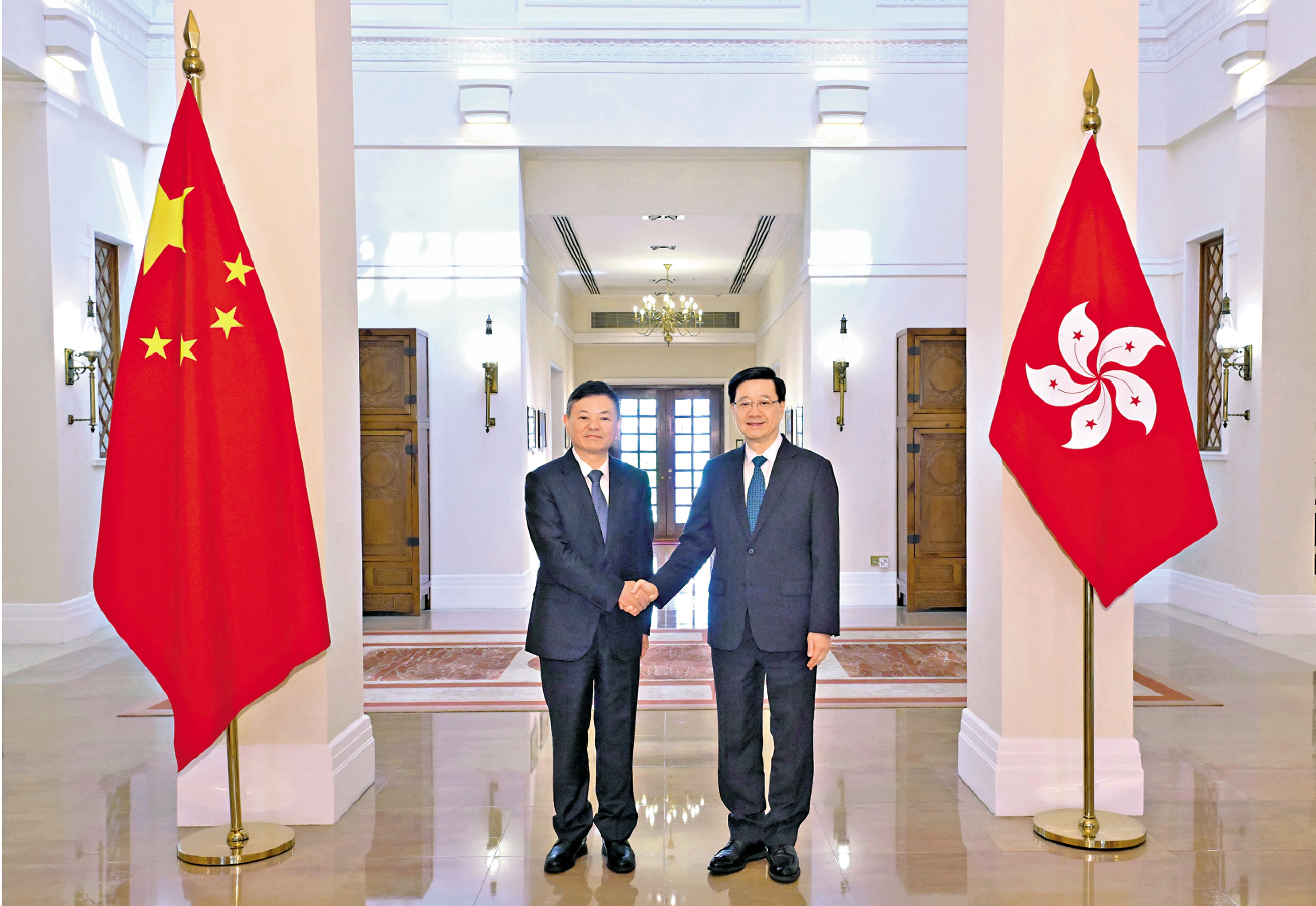 　　圖：李家超昨日在禮賓府與國家生態環境部部長黃潤秋會面。\政府新聞處