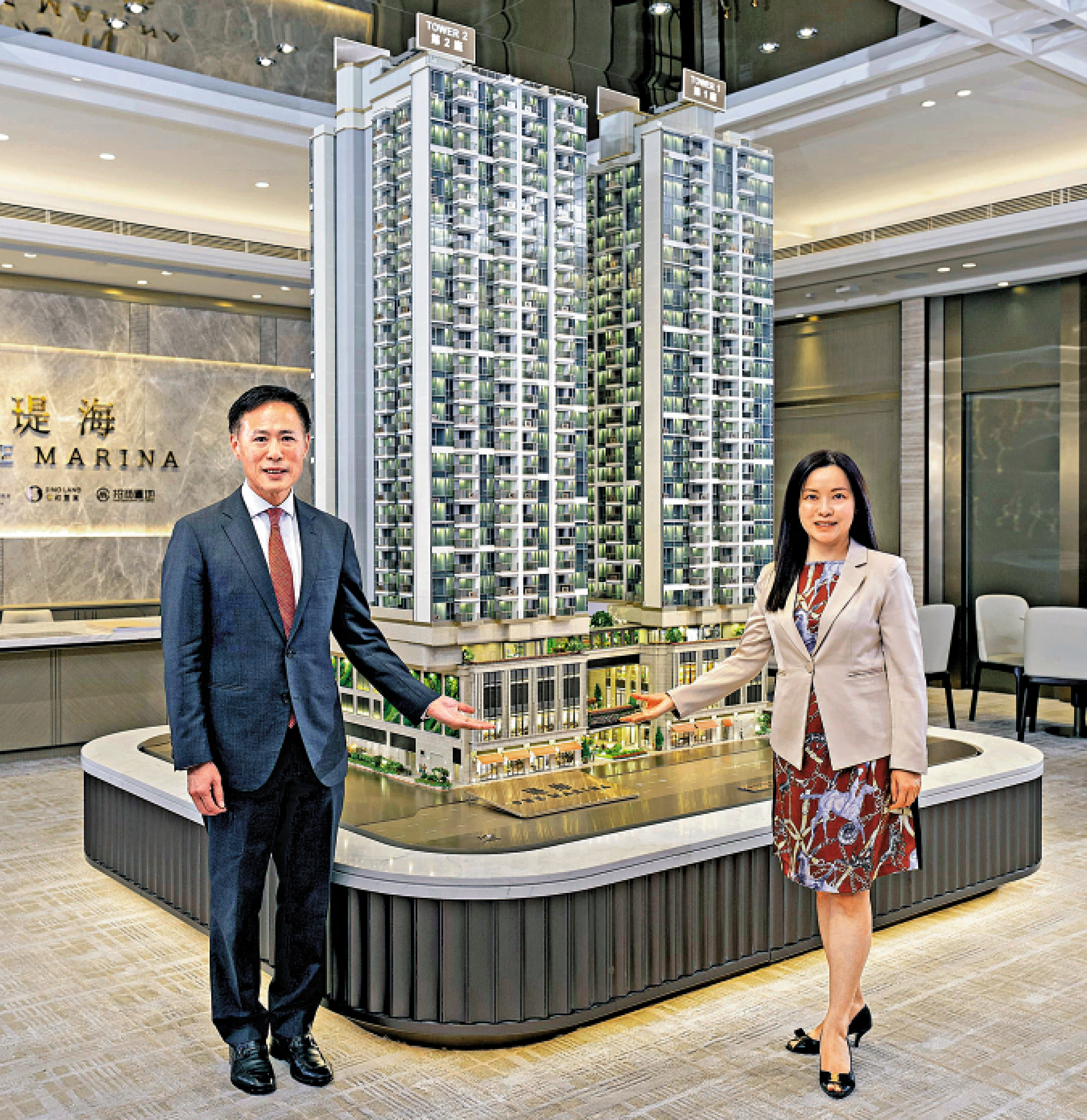 　　圖：田兆源（左）表示，瑅海日內開價。旁為信置營業部高級經理黃碧華。\受訪者供圖