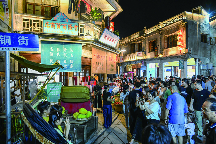 　　圖：借電影《給阿嬤的情書》熱映，揭陽古城西馬路口取景地成為打卡熱點。\鄭楚藩 攝