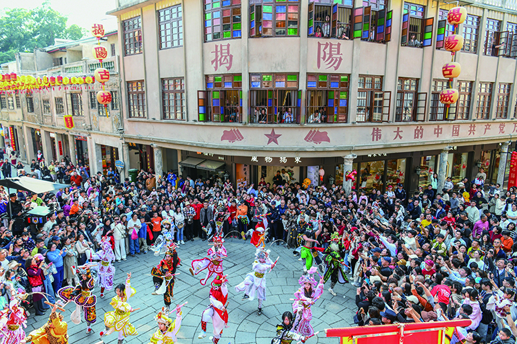 　　圖：揭陽古城年味濃，英歌舞氣勢磅礡。\鄭楚藩 攝
