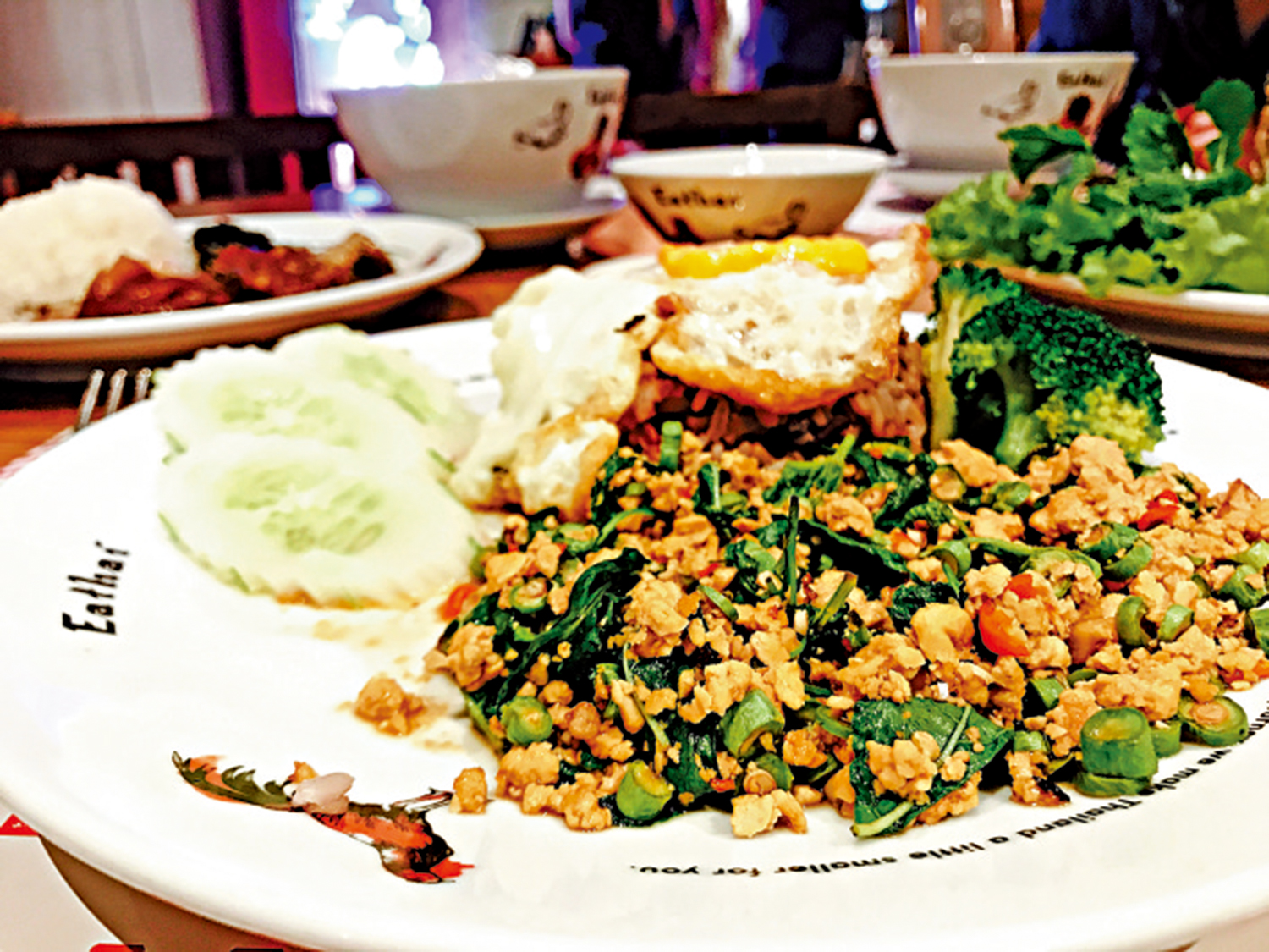 　　圖：泰國民間美食打拋豬肉飯。\作者供圖