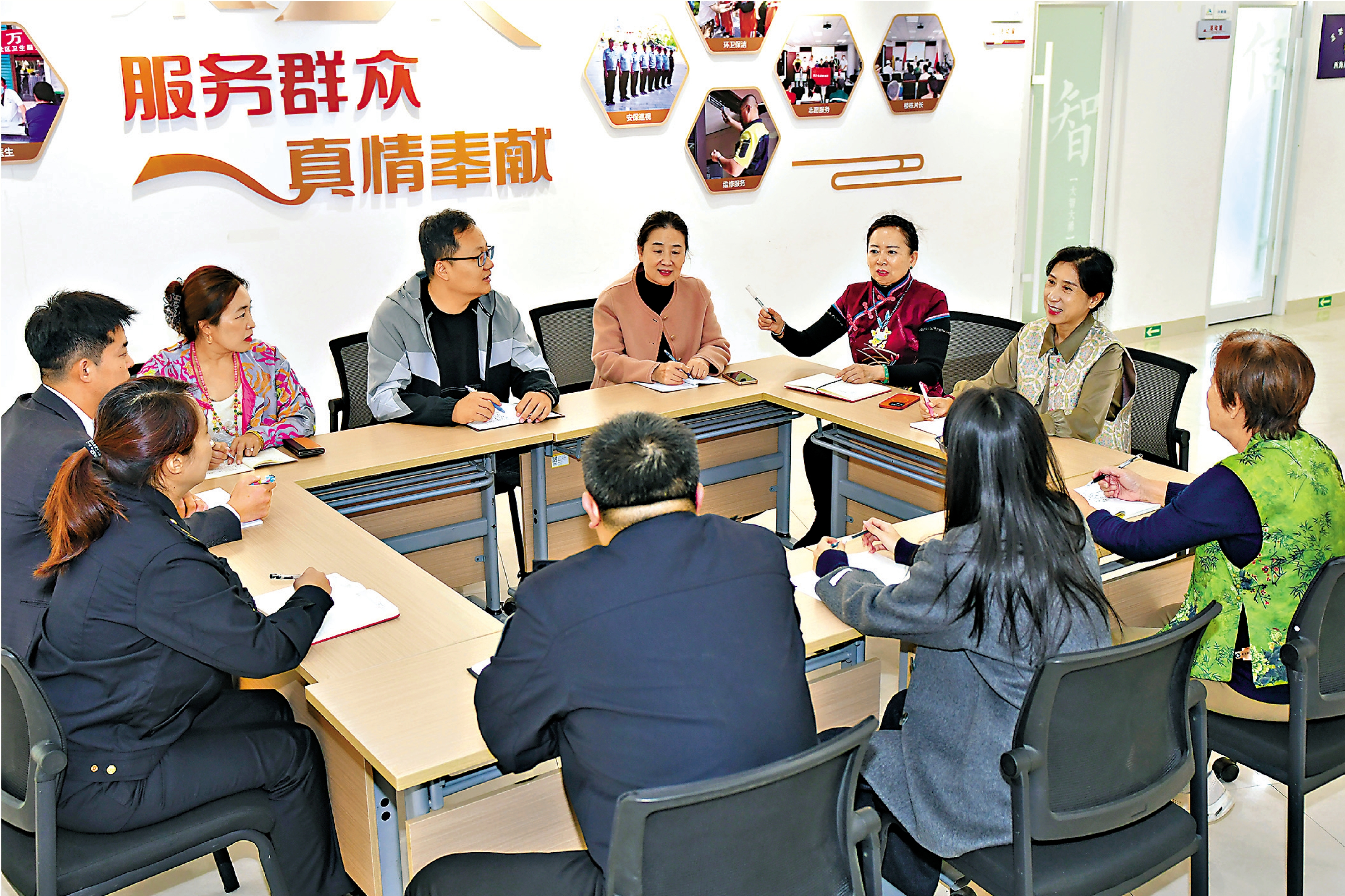 　　圖：全面從嚴治黨，是堅守黨的初心使命的本質要求。圖為10月21日，在山東省煙台市芝罘區芝罘島街道西海岸社區黨群服務中心，「社區合夥人」參加社區書記見面會。\新華社