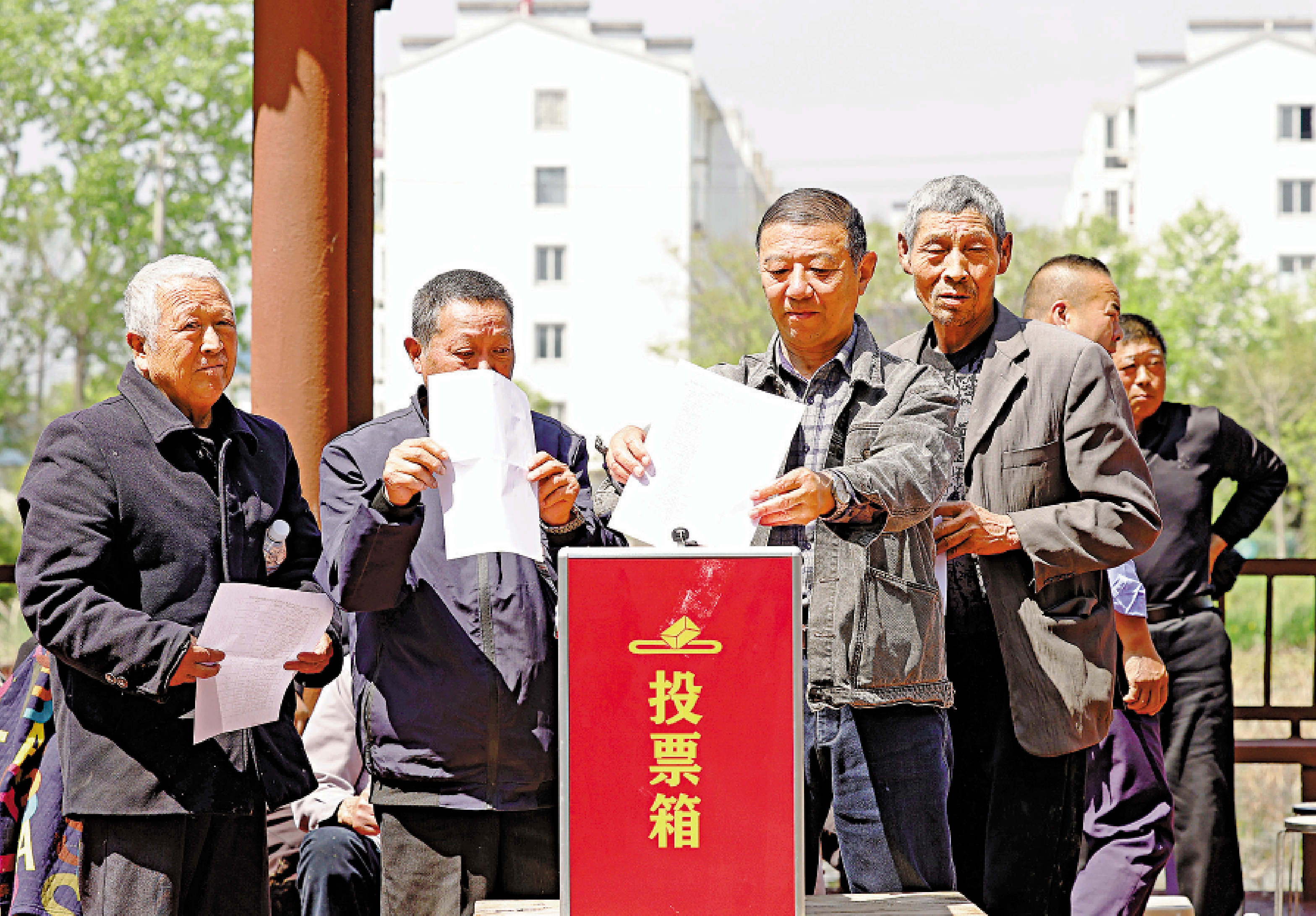 　　圖：江蘇省泗洪縣上塘鎮墊湖村村民代表往票箱裏投放民生實事表決表。\新華社