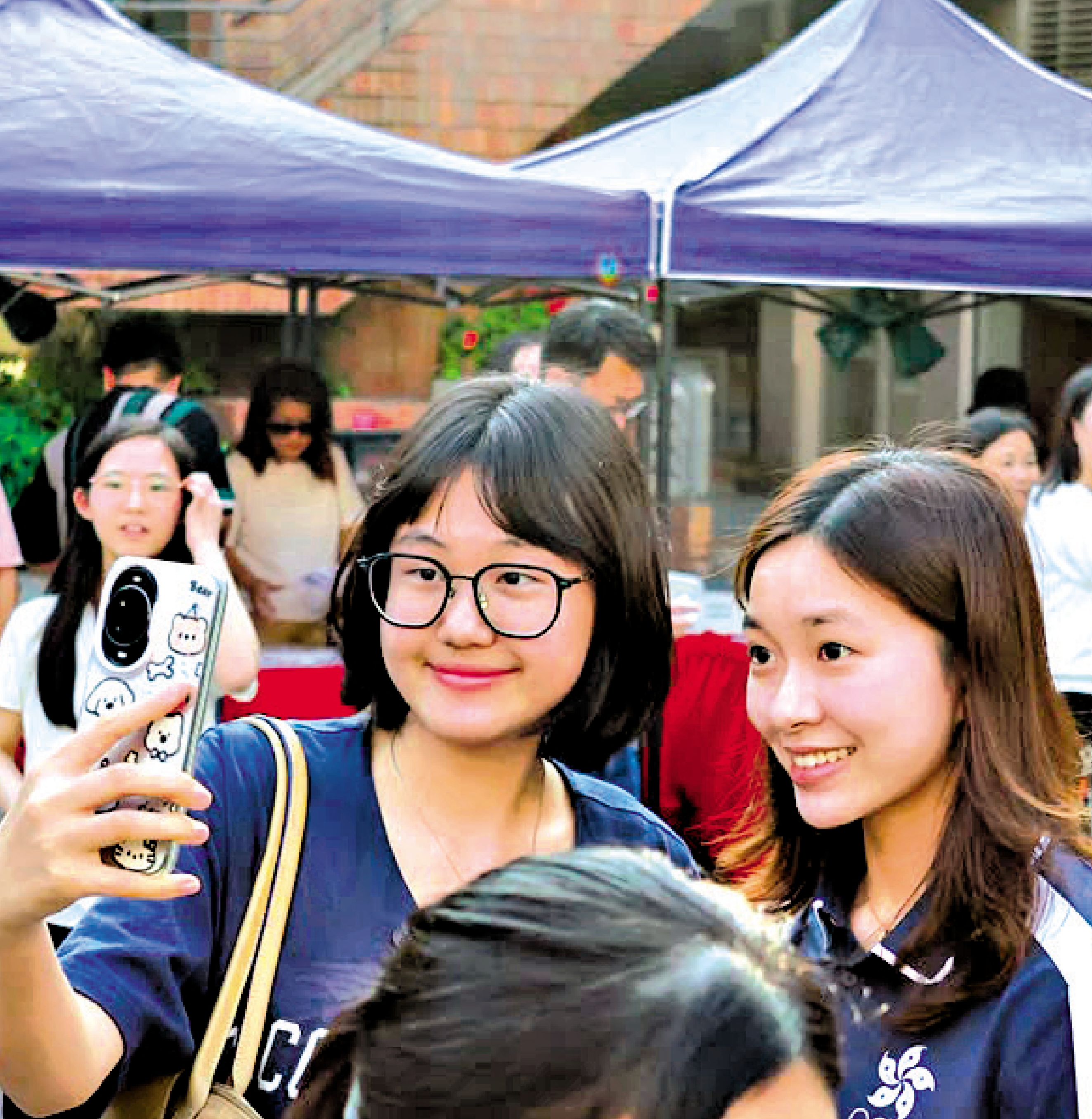 　　圖：香港女子乒乓球運動員吳詠琳（右）與市民合照。