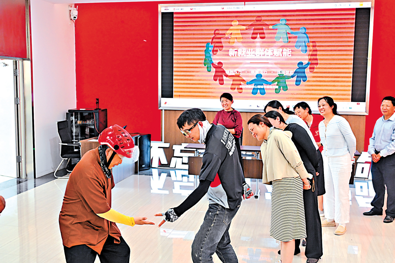 　　圖：在習近平黨建思想引領下，百年大黨持之以恆推進全面從嚴治黨，推動新時代黨的建設新的偉大工程向縱深發展。圖為江蘇省宿遷市宿城區新業態新就業群體綜合服務中心開展針對新就業群體的心理輔導活動。\新華社