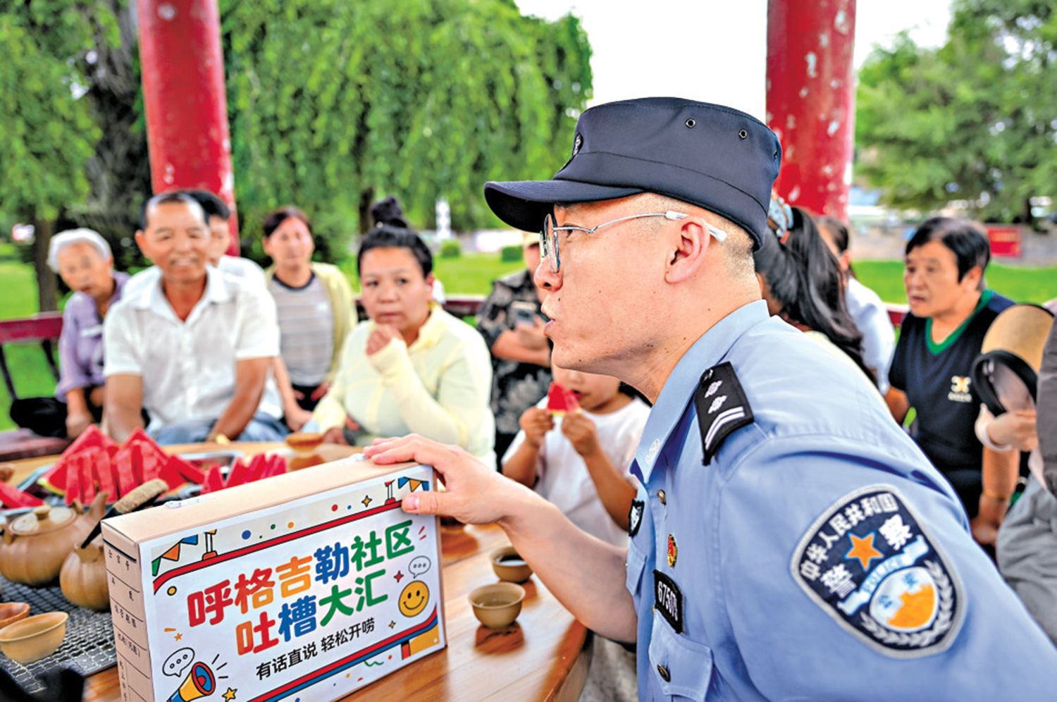 　　圖：內蒙古呼格吉勒社區民警張晨輝（前）在活動現場與社區居民交流。\新華社