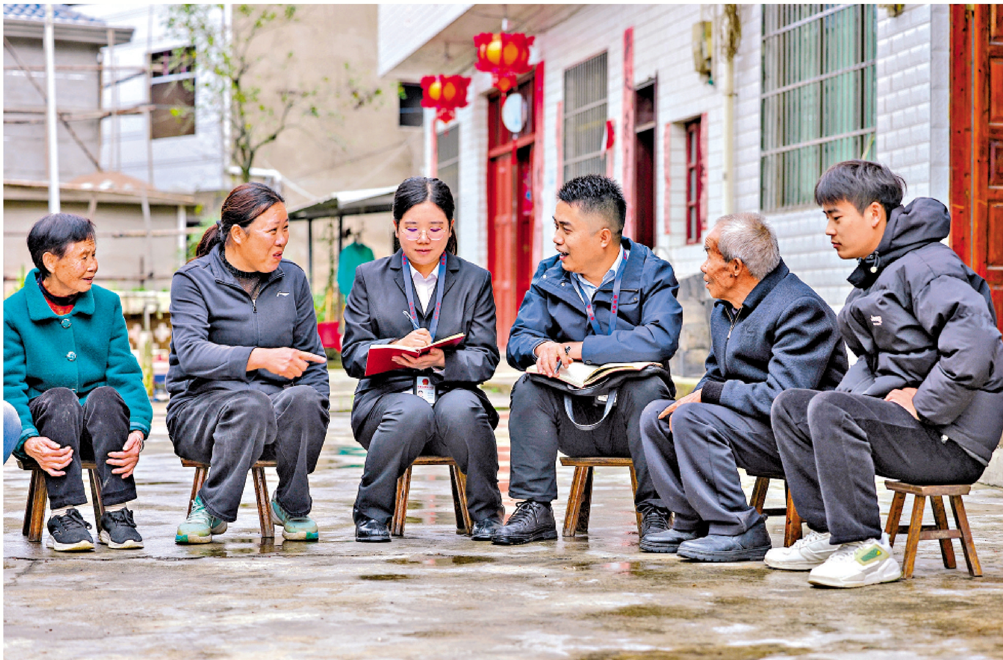 　　圖：紀委監委幹部在貴州銅仁玉屏縣茅坪村向群眾了解村幹部作風、惠農政策落實等情況。\新華社