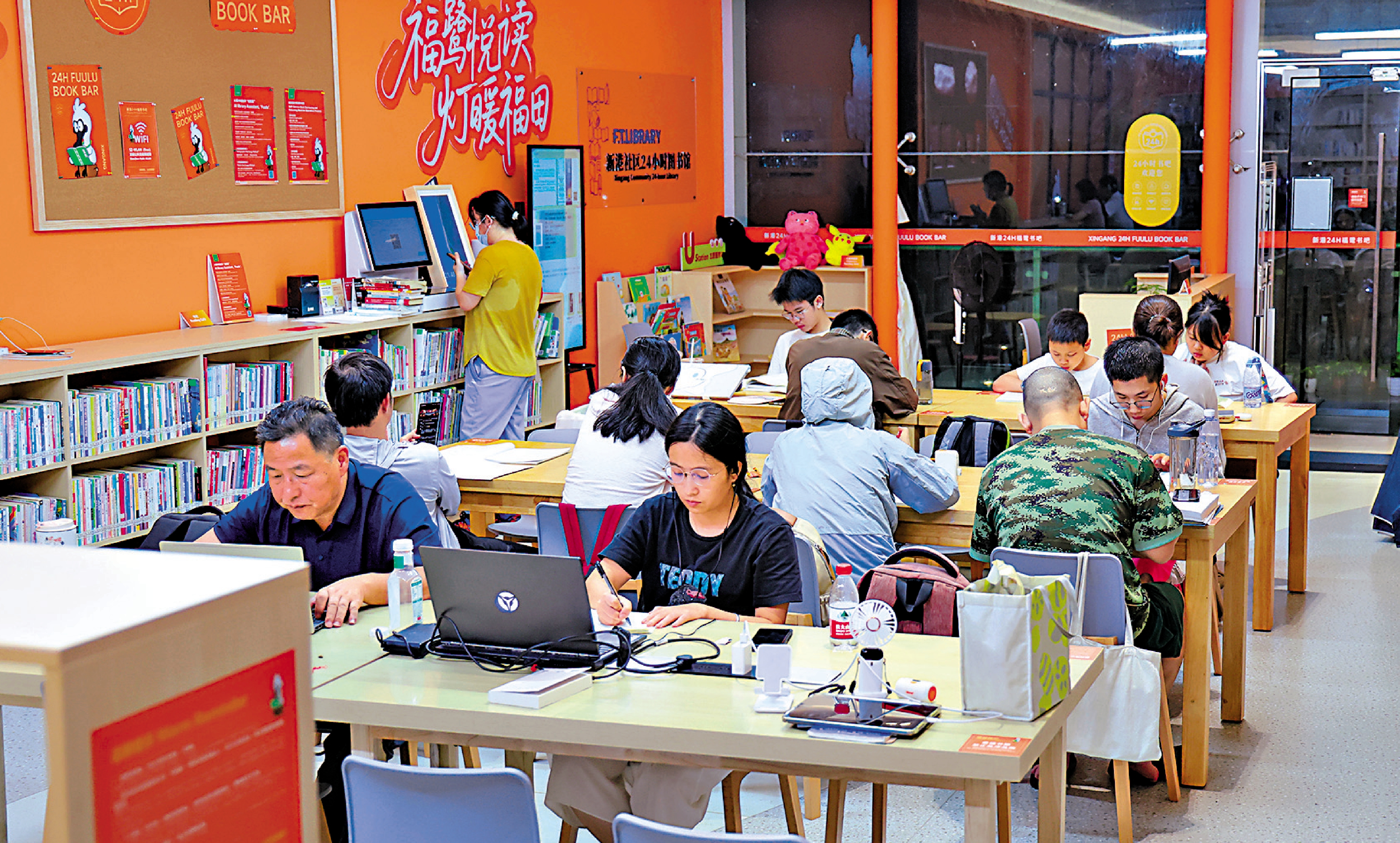 　　圖：市民在深圳福田區新港社區黨群服務中心的24小時圖書館閱讀和學習。\新華社