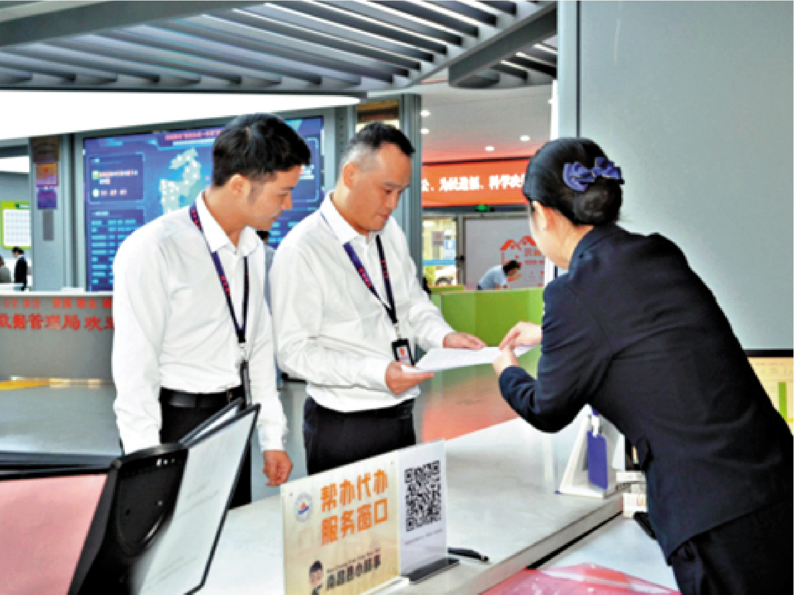 　　圖：江西省南昌市紀檢監察幹部在市政務服務大廳實地走訪。\鳳凰網