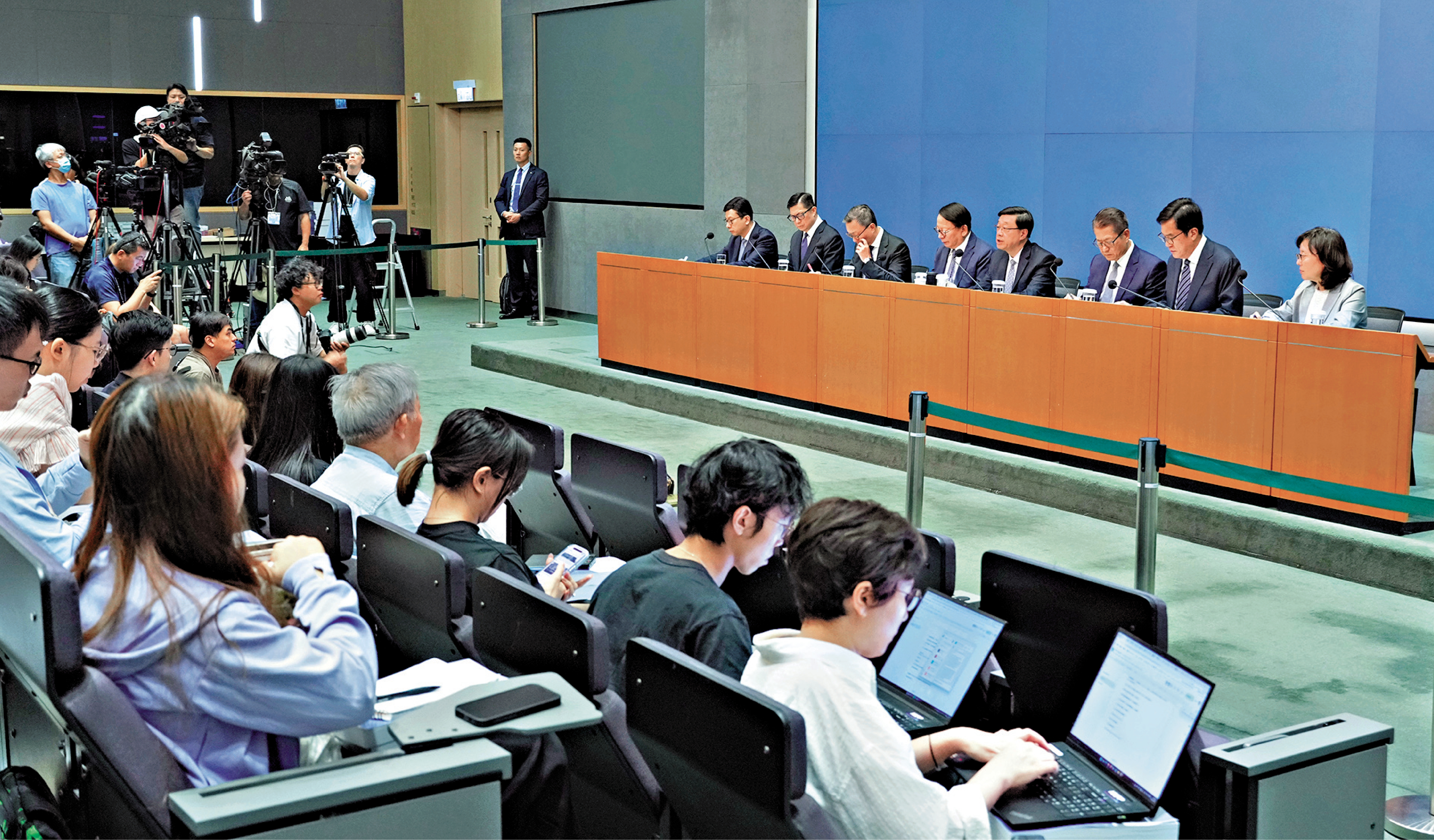 　　圖：行政長官李家超昨日聯同多位官員舉行記者會，公布宏福苑火災報告並推出一系列改革措施。\大公報記者黃洋港攝