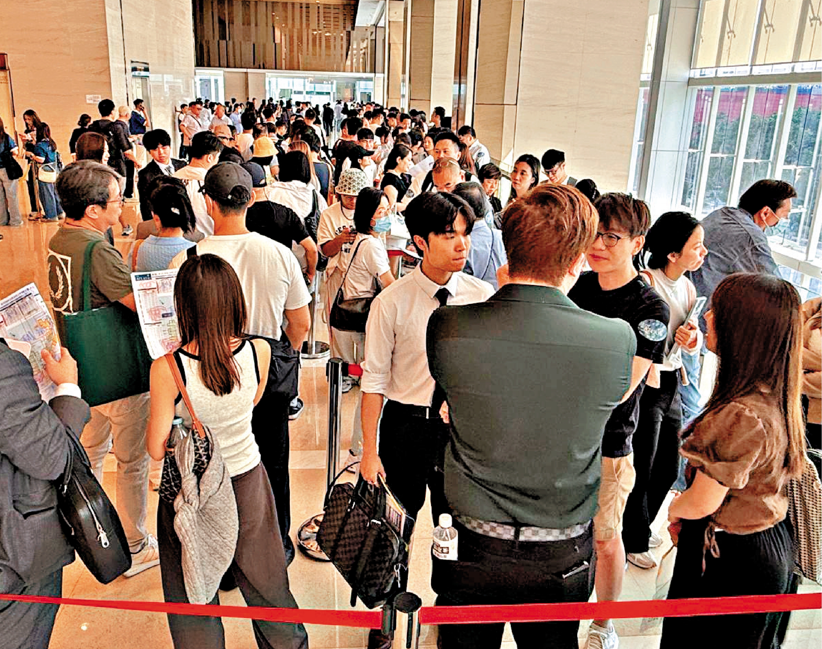 　　圖：隨着樓市復甦，近日多個新盤銷售處都出現長長人龍。/資料圖片
