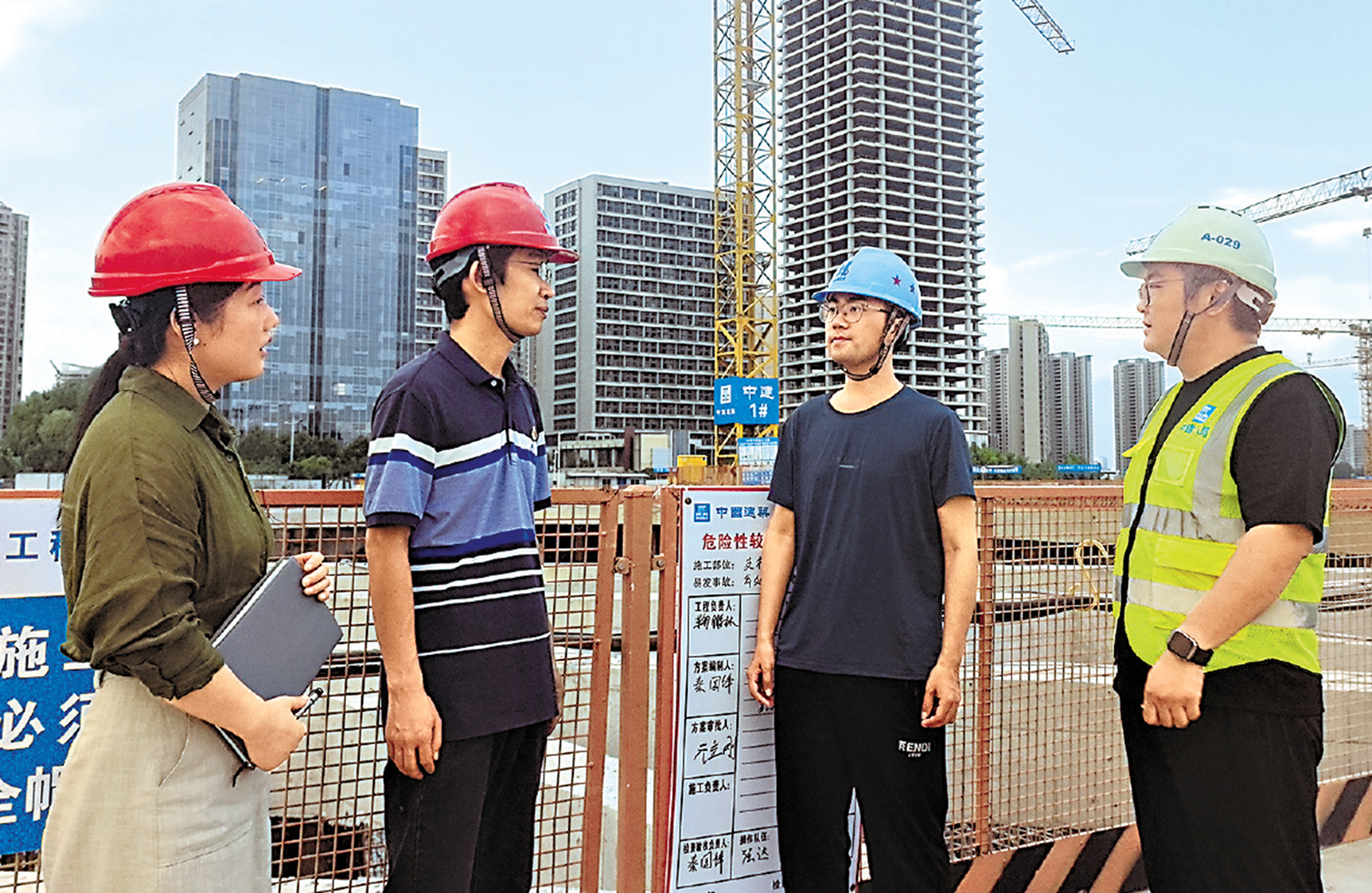 　　圖：南京揚子國資投資集團紀委幹部在某項目建設現場了解廉潔風險防控情況。\中央紀委國家監委網站
