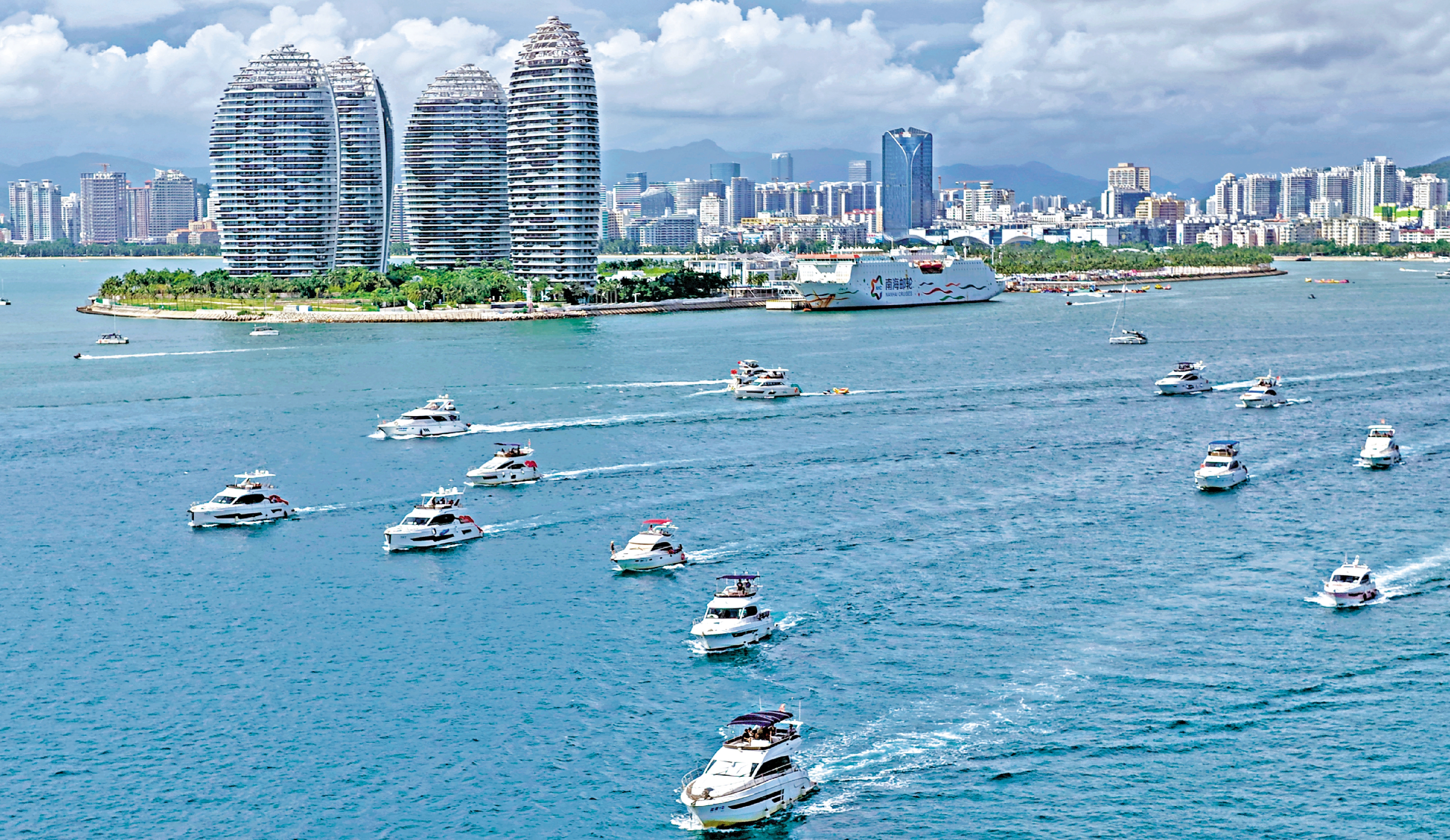 　　圖：內地推出16新措，進一步提高海南自由貿易港貿易自由化便利化水平。圖為遊艇在海南三亞灣海面馳騁。\新華社