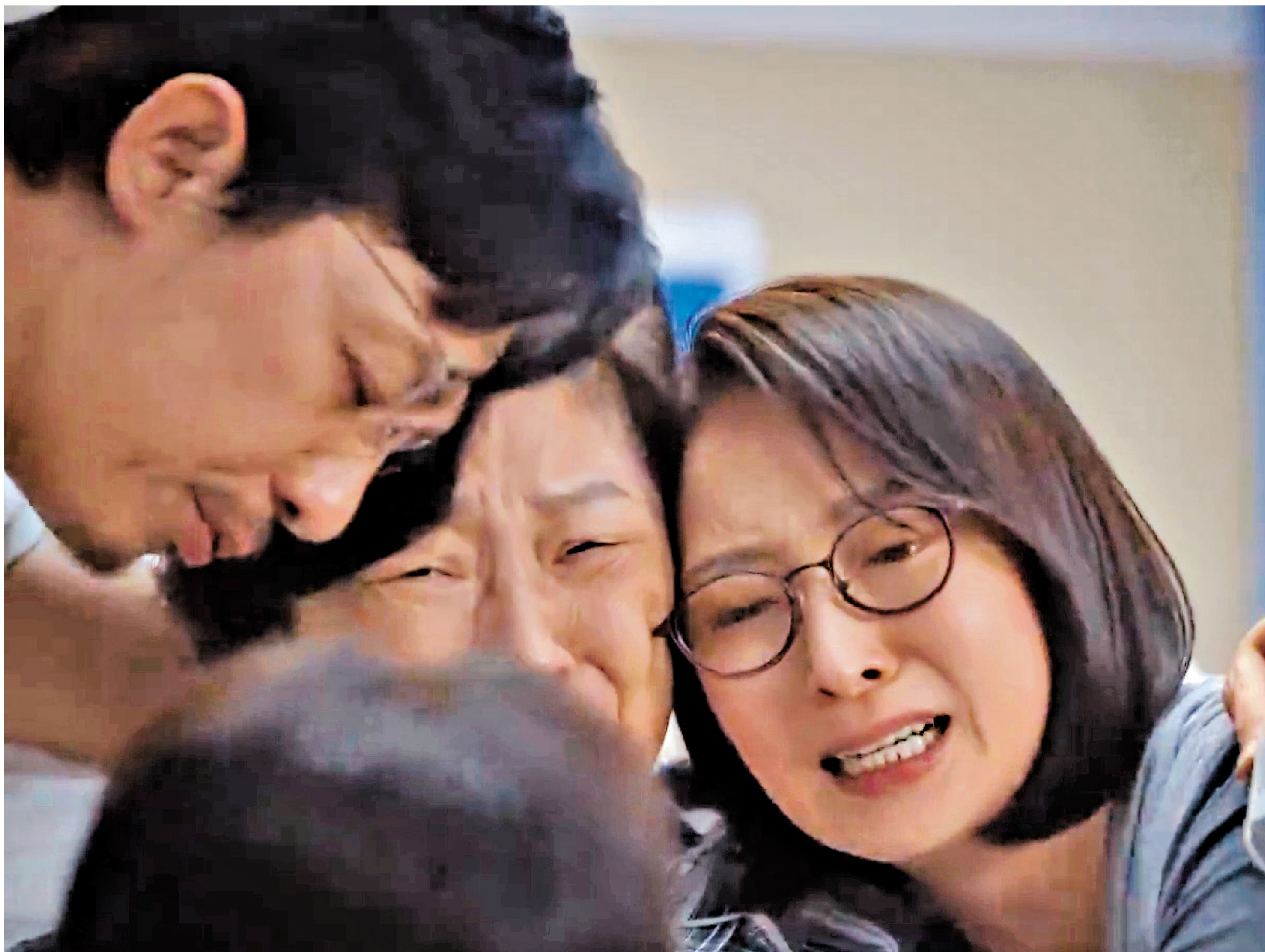 　　圖：周家怡（右一）在《日落下的彩虹》中的表演獲得好評。\視頻截圖