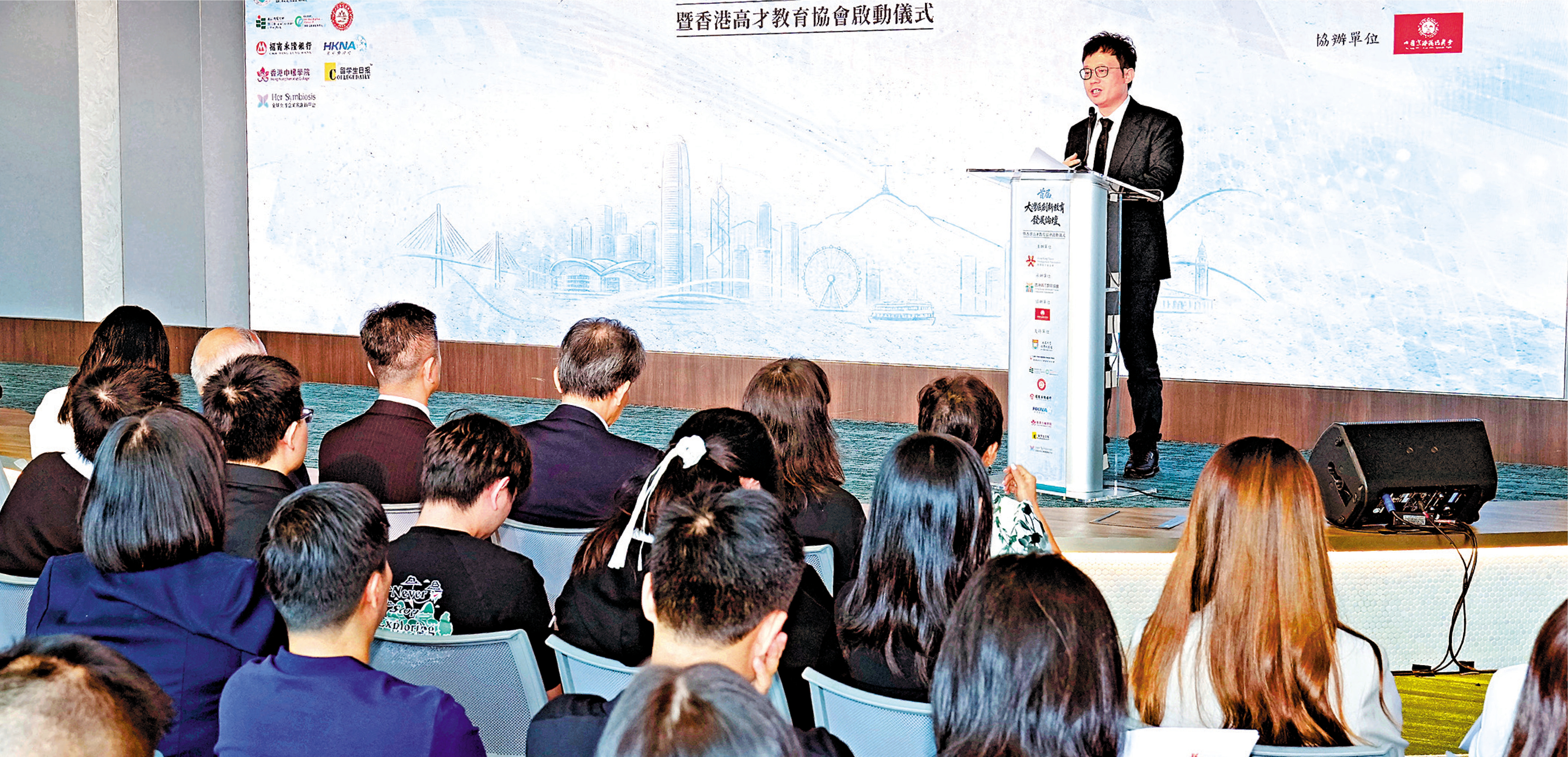 　　圖：首屆大灣區創新教育發展論壇暨香港高才教育協會啟動儀式，昨日在港舉行亮燈儀式。\大公報記者林少權攝
