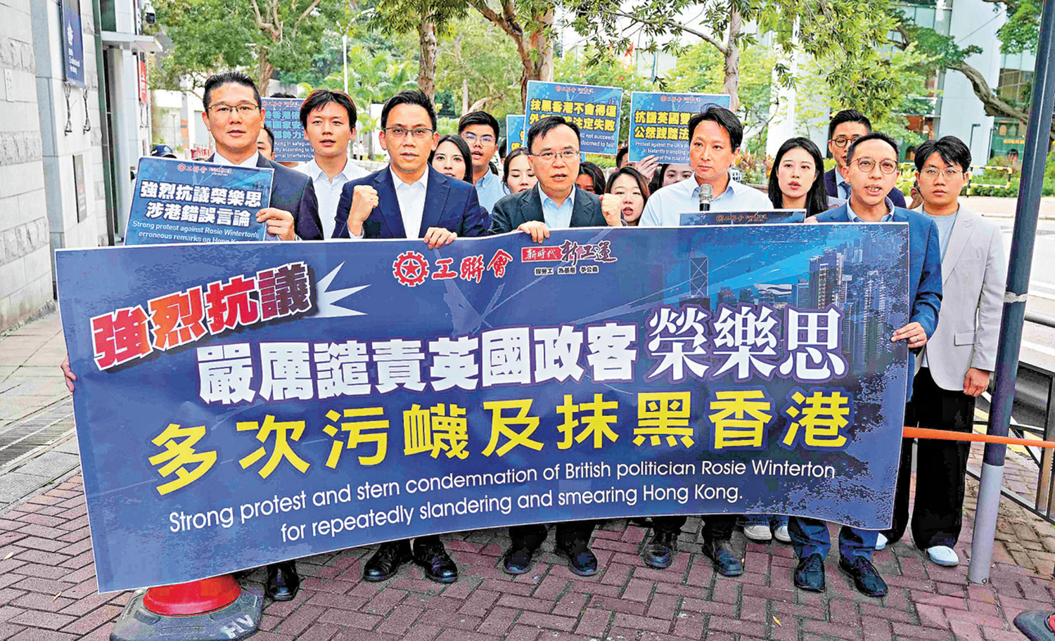　　圖：市民連日發起抗議行動，向榮樂思表達強烈不滿。\大公報記者攝