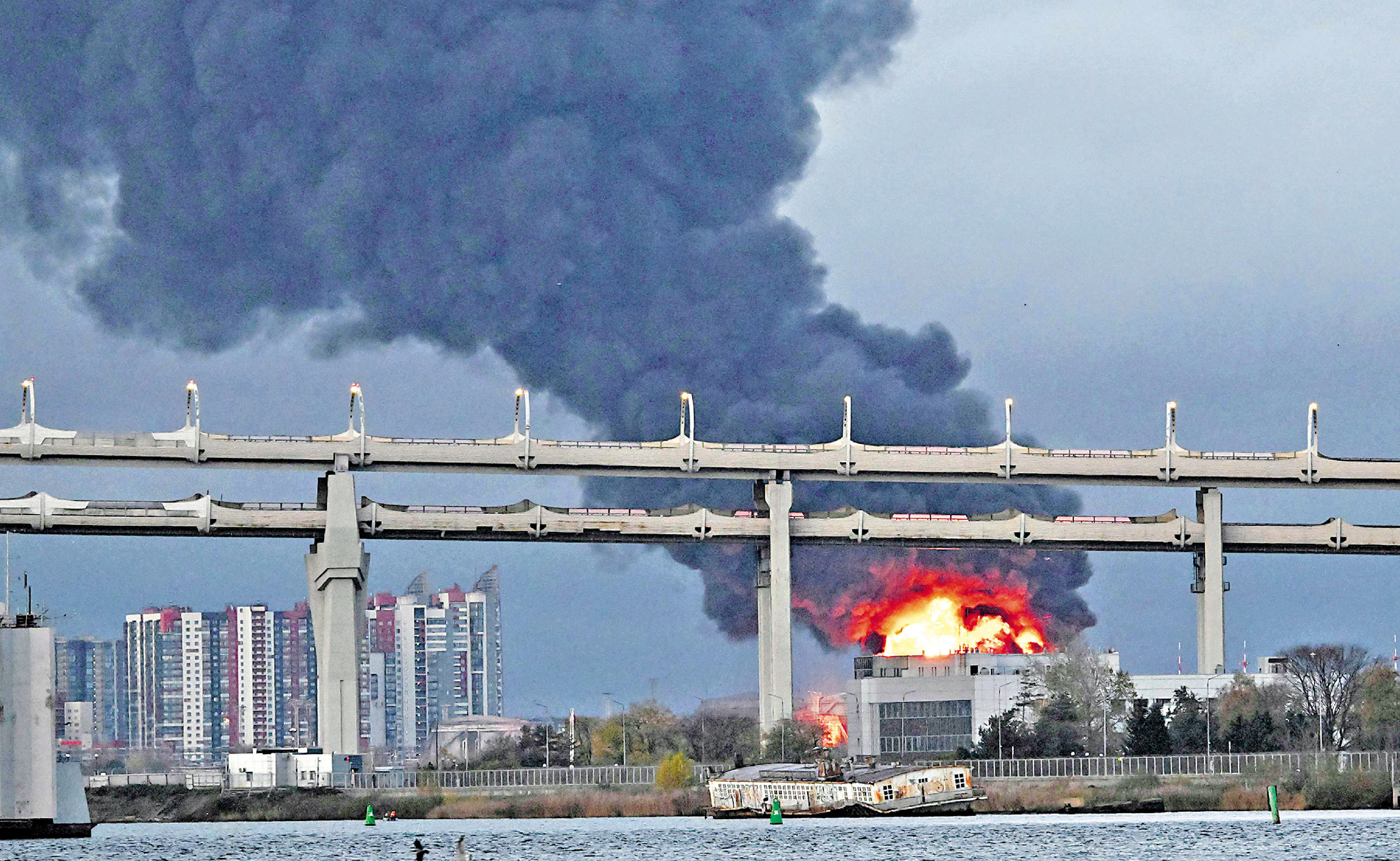 　　圖：烏軍無人機空襲俄羅斯聖彼得堡一處石油設施。\法新社