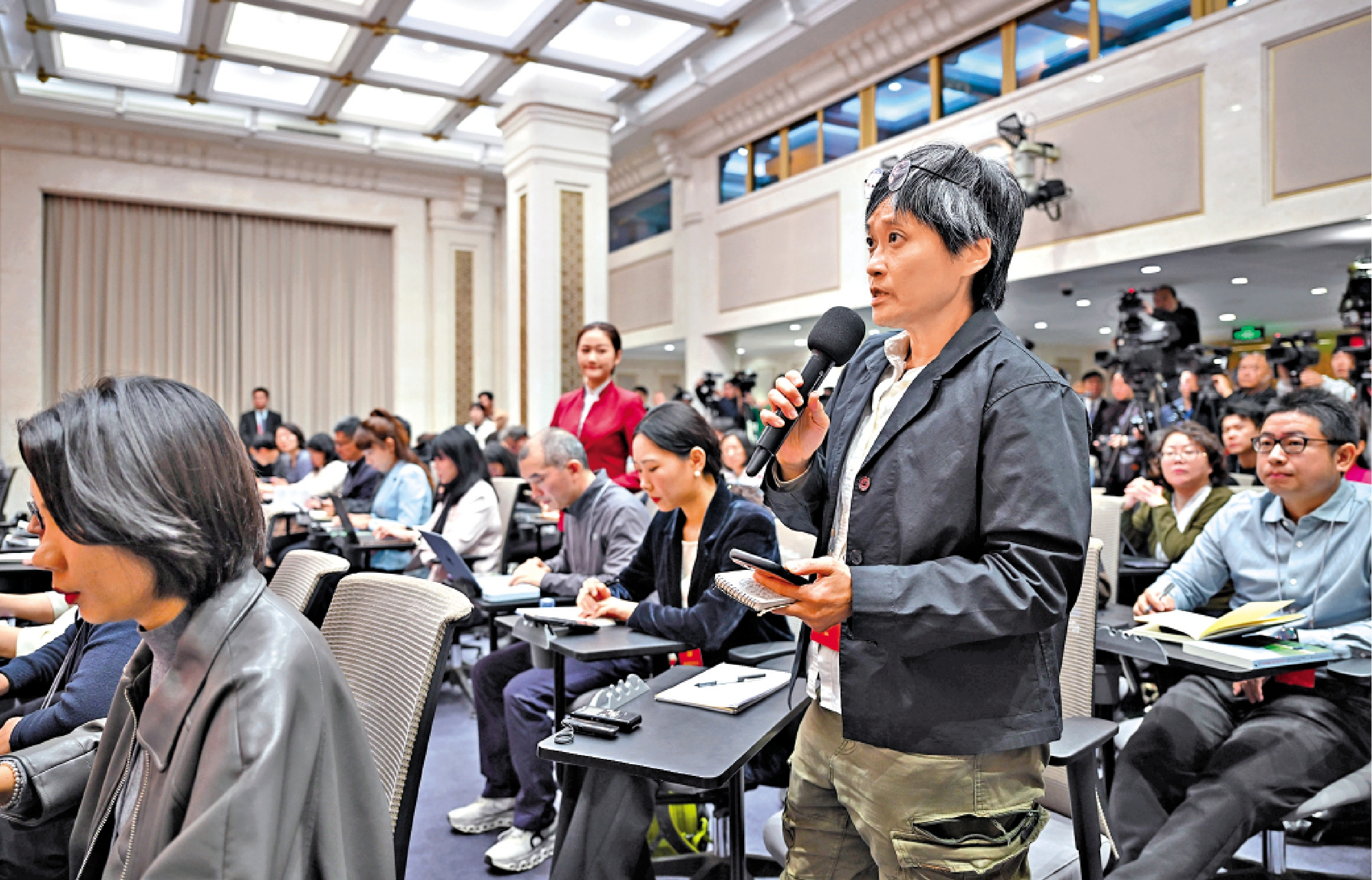 　　圖：記者在中共中央舉行的介紹和解讀黨的二十屆五中全會精神新聞發布會現場提問。\新華社