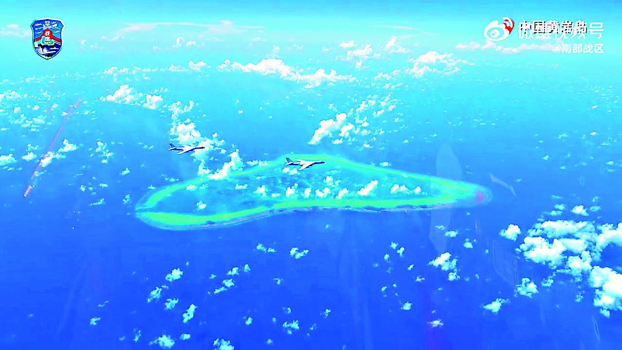 　　圖：30日，南部戰區轟炸機飛越黃岩島上空。\視頻截圖