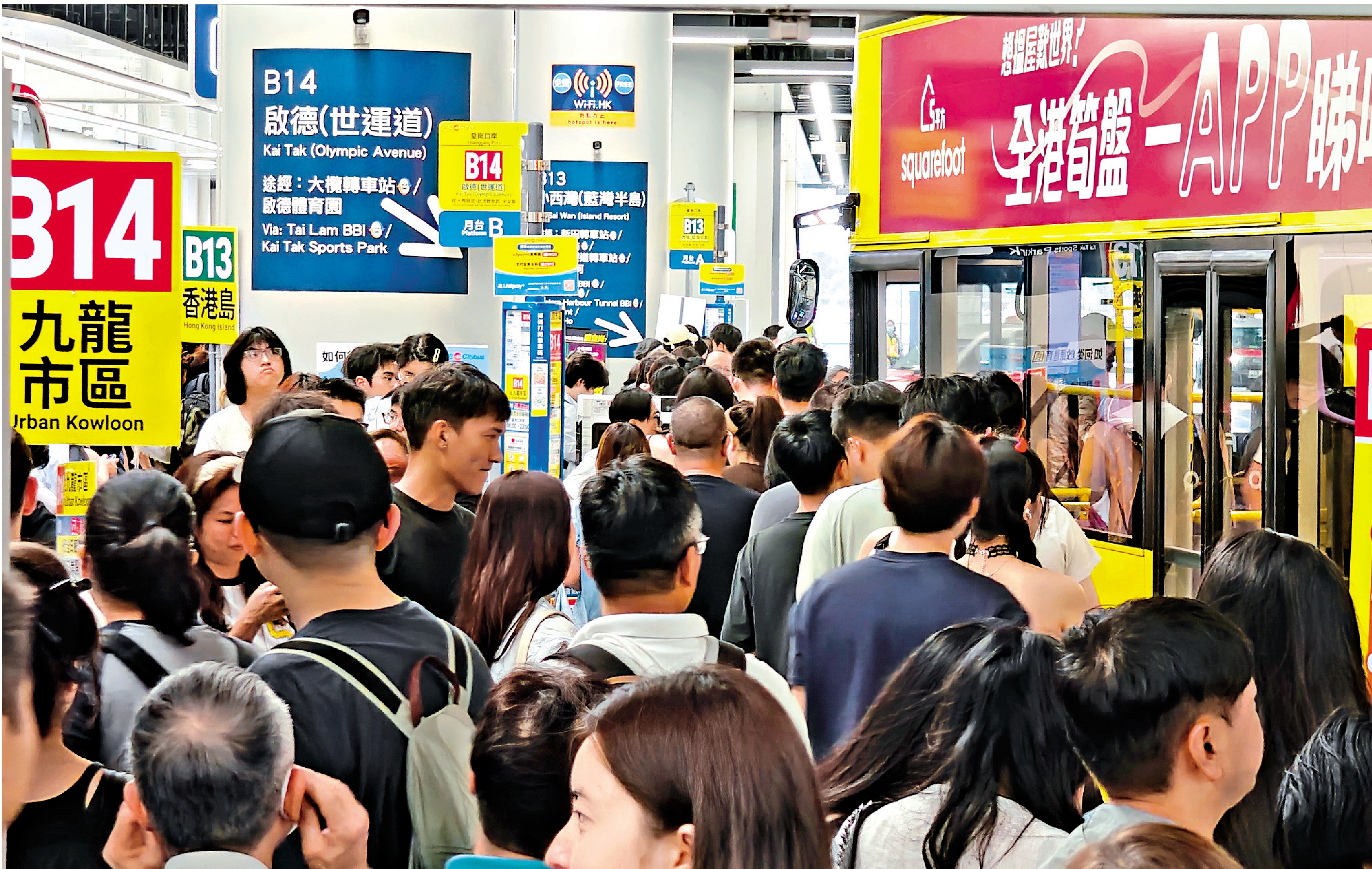 　　圖：皇崗口岸城巴B14線站台一度逾百人排隊。\大公報記者黃穗攝