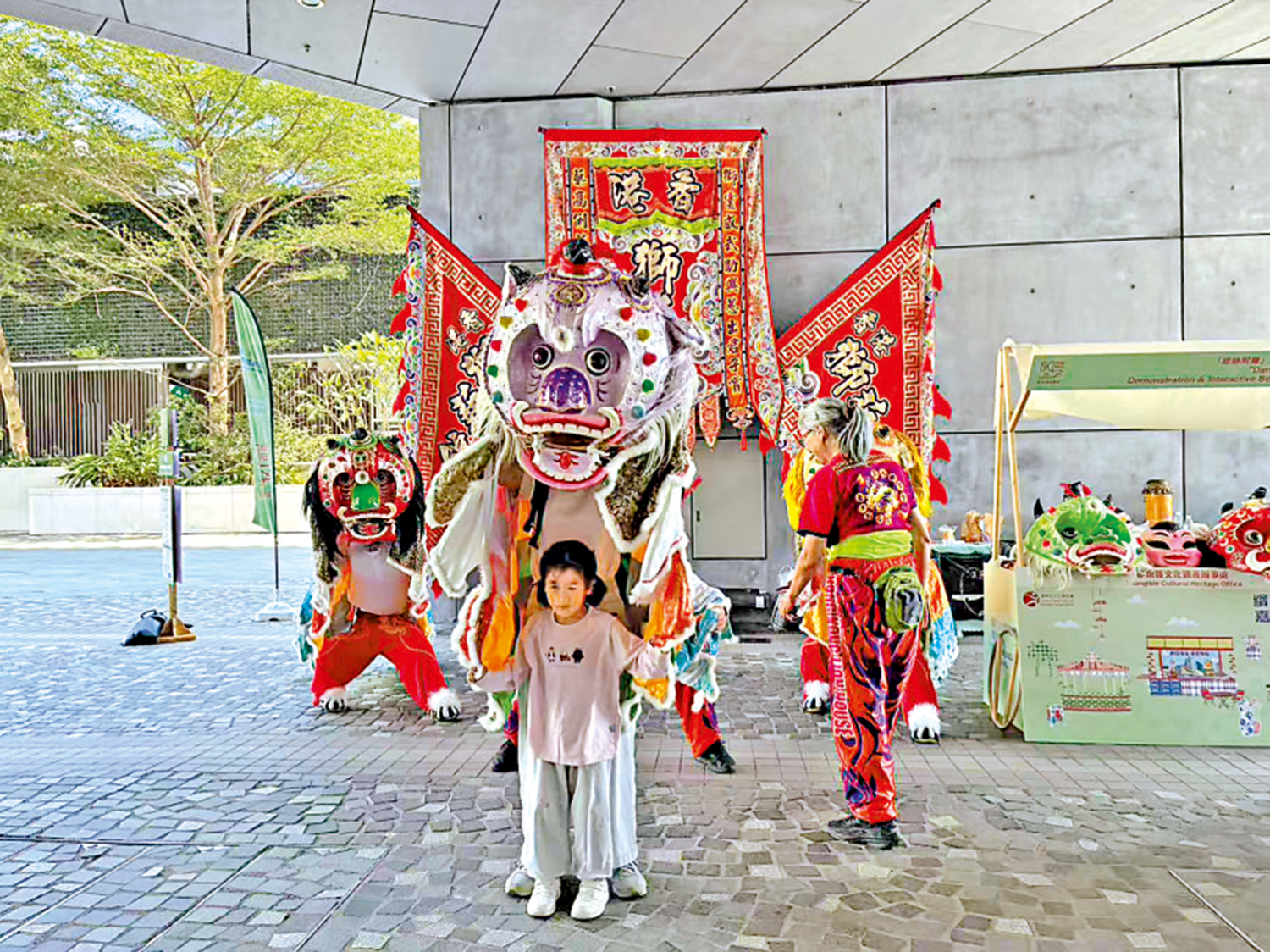 　　圖：觀眾舉起貔貅頭打卡拍照。\大公報記者劉毅攝