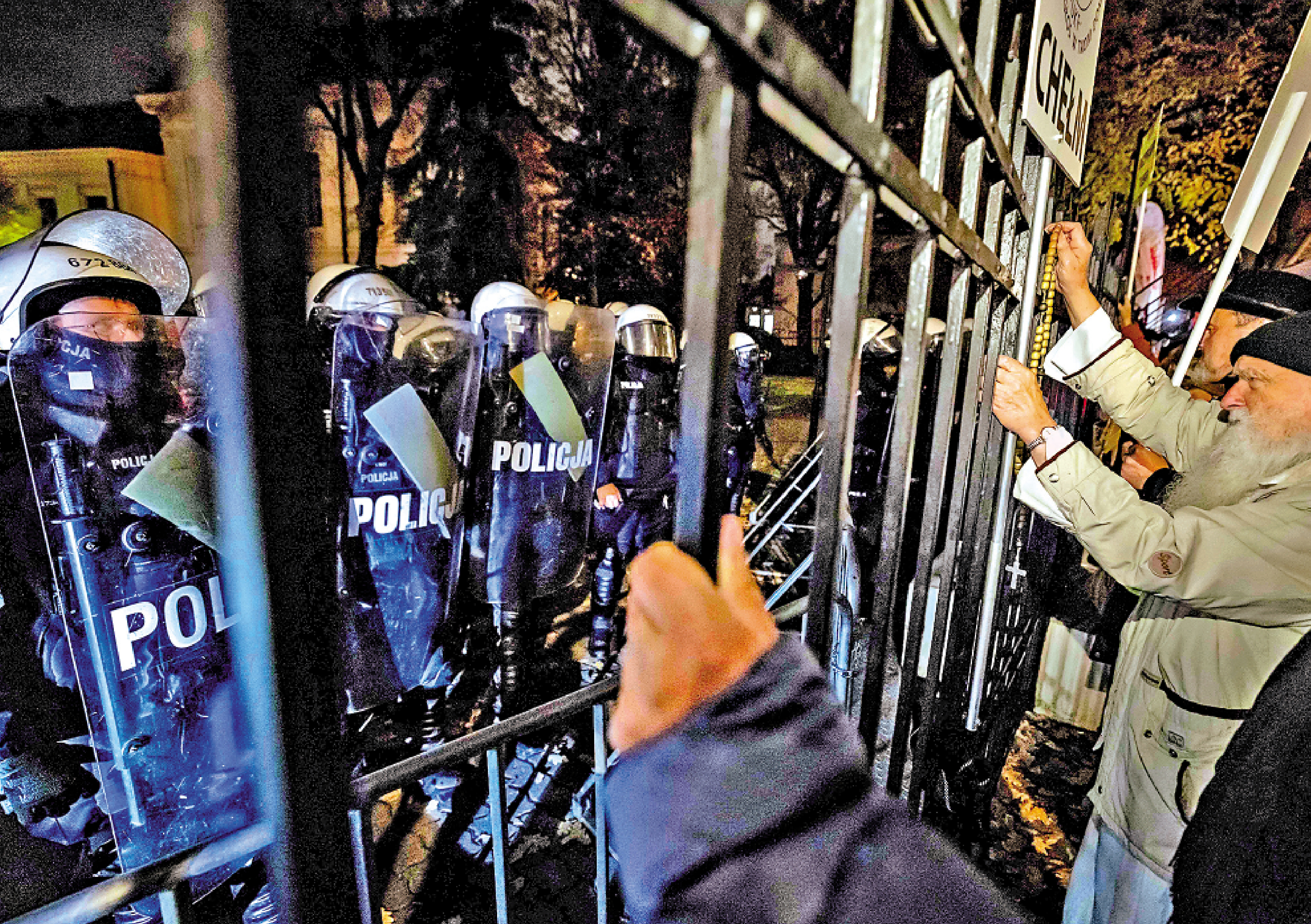  　圖：抗議人士10月30日衝擊波蘭憲法法院，與警方發生衝突。\法新社