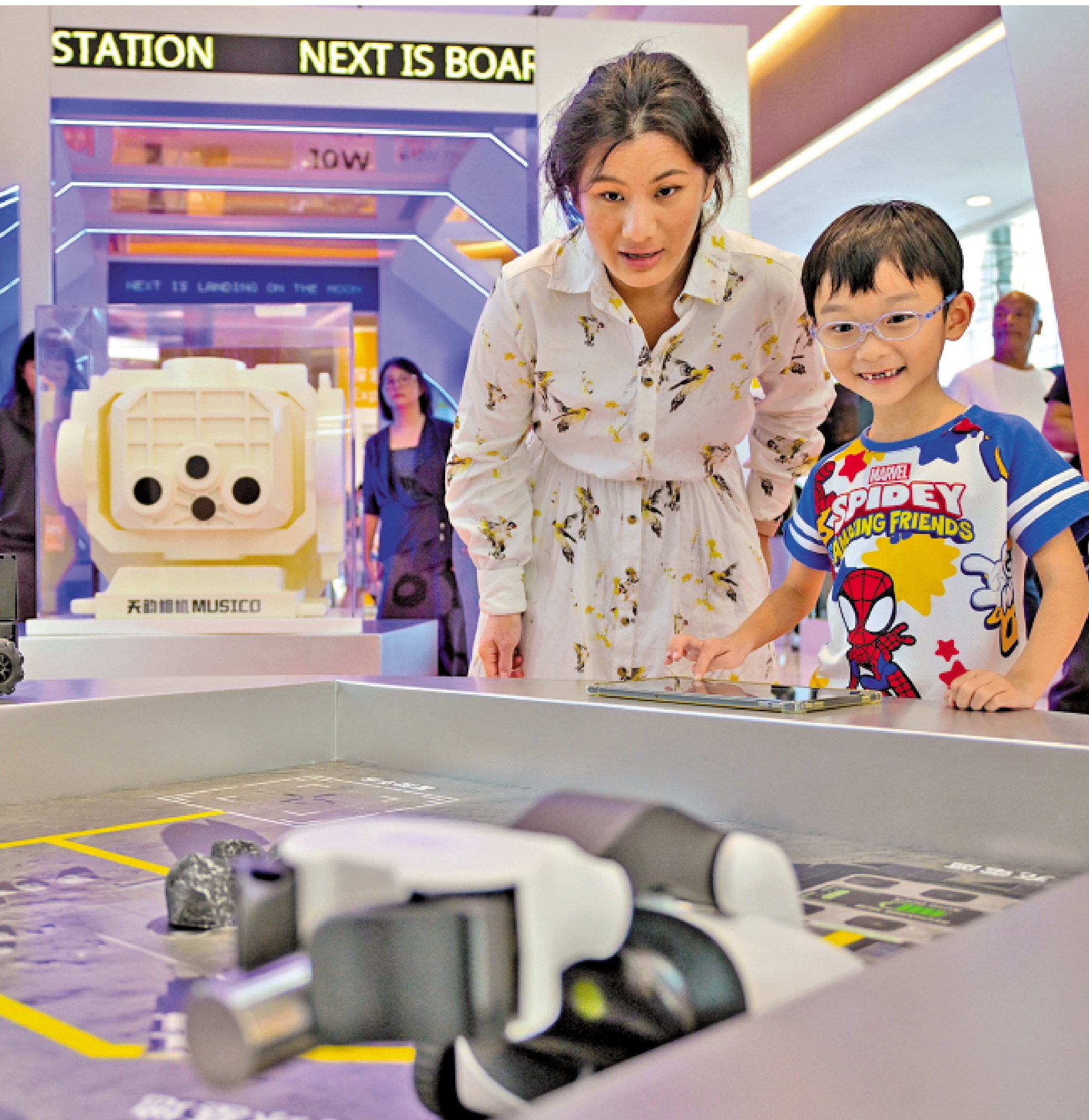 　　圖：10月24日，香港民眾在香港科學園的創科展位參與互動遊戲。\中新社