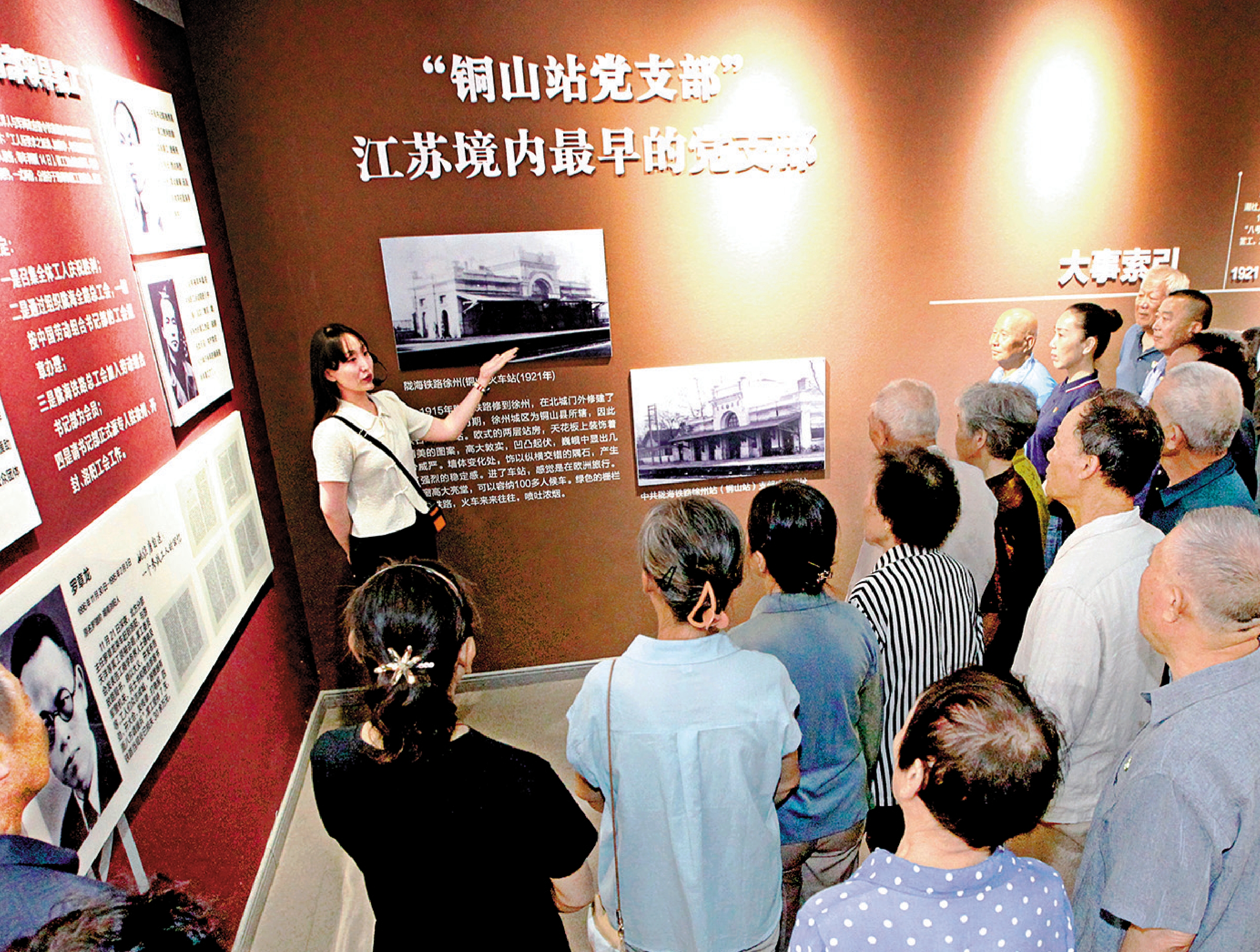 　　圖：江蘇省徐州市鼓樓區環城街道閘口社區黨員在徐州「八號門事件」舊址參觀江蘇第一個黨支部史料展。\新華社
