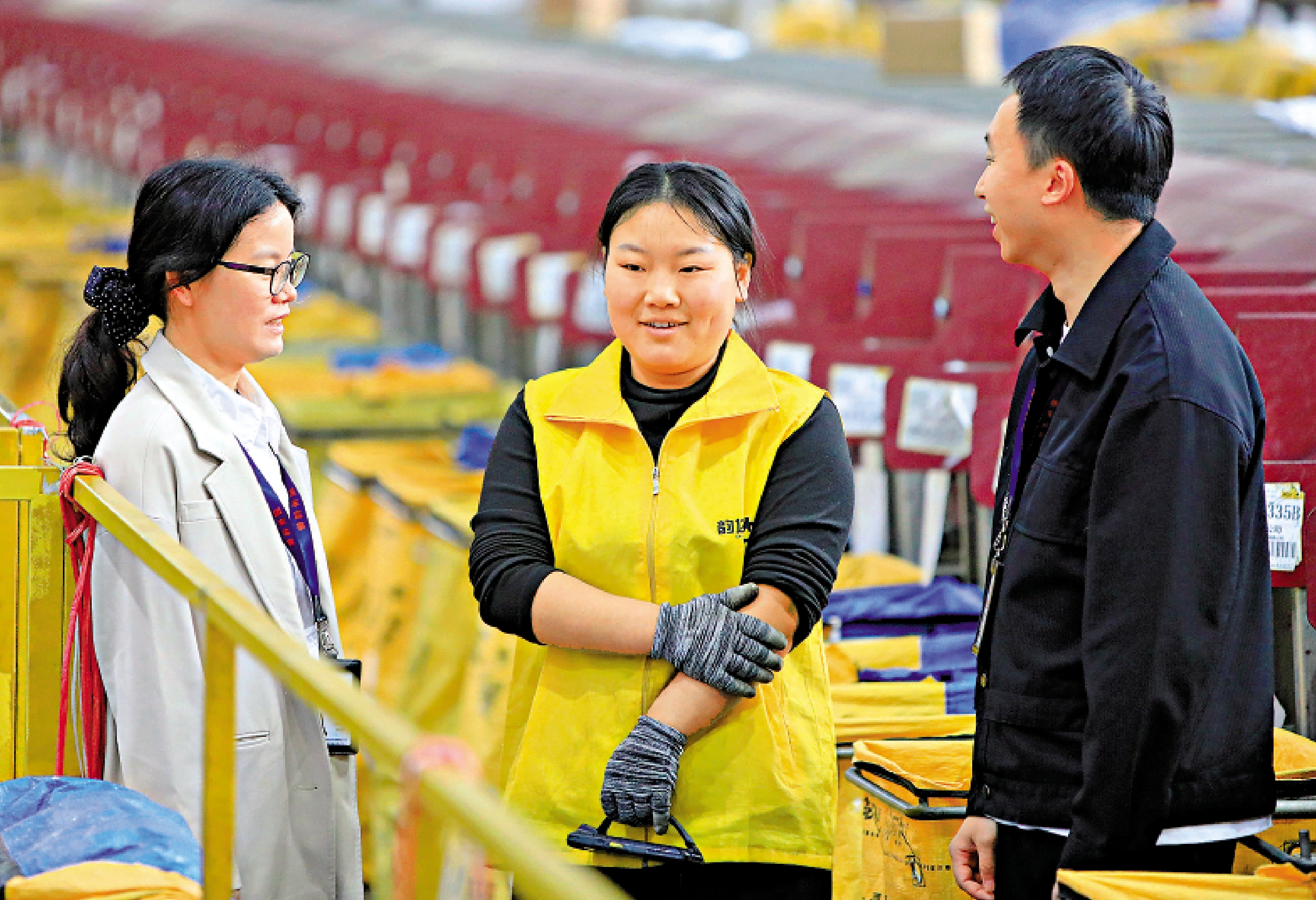 　　圖：在重慶市秀山土家族苗族自治縣高新區一家企業，紀檢監察幹部向職工了解企業相關情況。\新華社