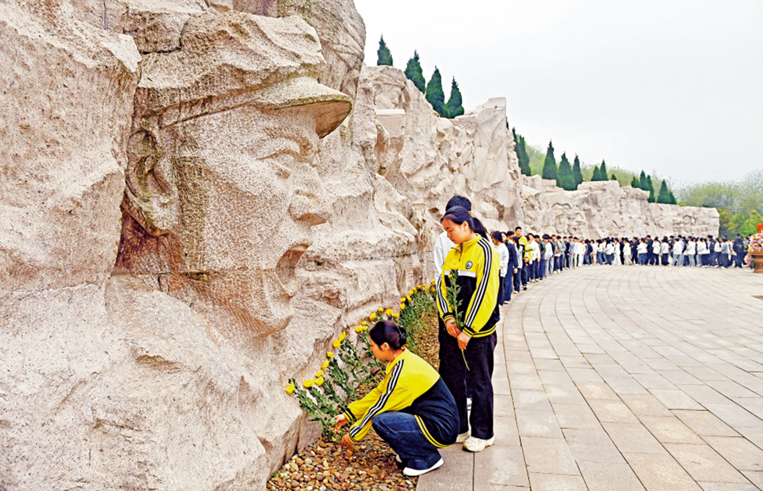 　　圖：在廣西全州縣紅軍長征湘江戰役紀念園憑弔廣場，人們在給紅軍英烈獻花。\新華社