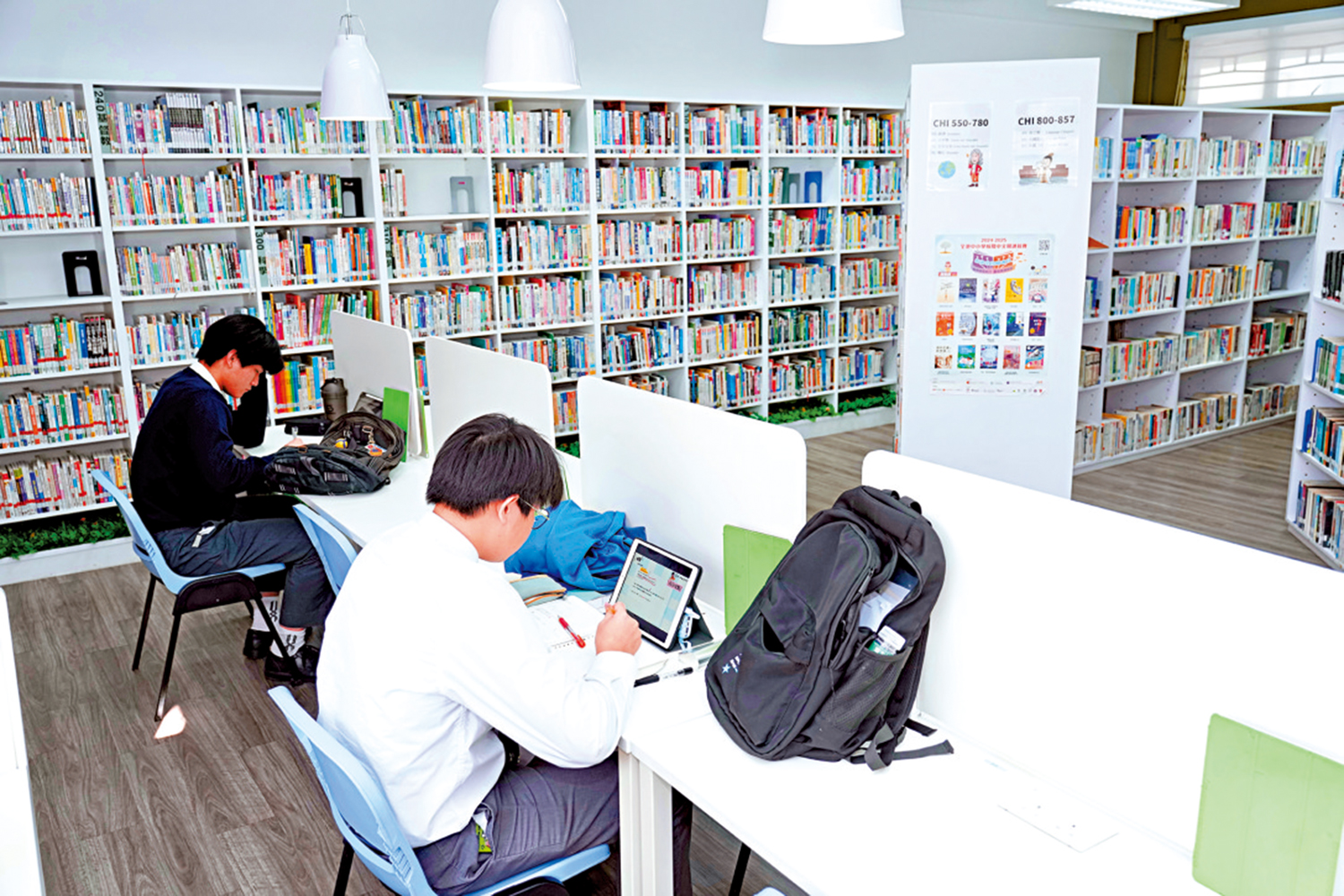 　　圖：不少學生放學後到圖書館自修。