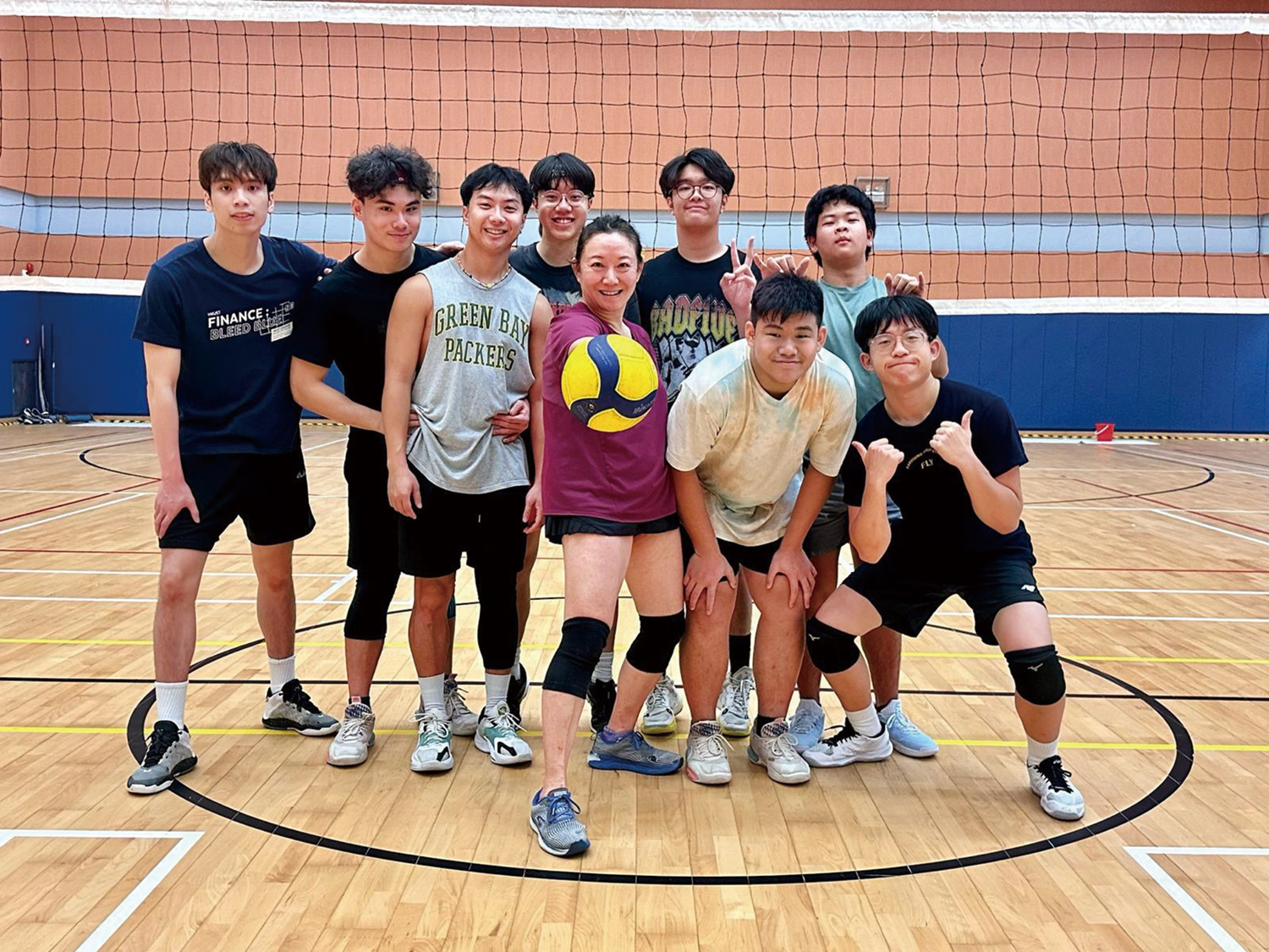 　　圖：兩代人在運動場上打成一片，突顯「愛玩的本性」。