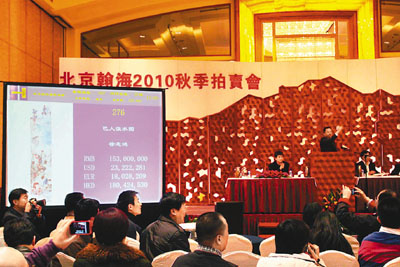 　■現場競拍激烈，座無虛席。