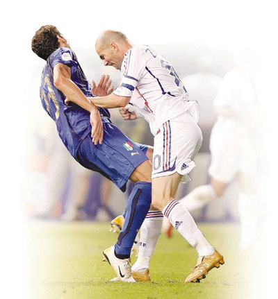 　■施丹(右)4年前向馬特拉斯施以「鐵頭功」。 	路透社