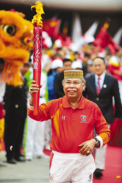 　■亞洲殘奧委會主席扎納爾．阿布扎林傳遞聖火。	新華社