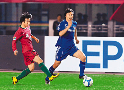 　■李瑋鋒(右)今年3月在亞冠盃為水原上陣。資料圖片