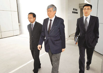 　■龔如心遺產案華懋代表張健利（中）。