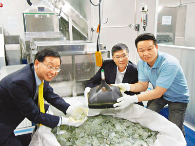 　■科域國際研發出新技術處理電子廢物，5月自今已出口11噸CRT玻璃。	香港文匯報記者曾偉龍  攝